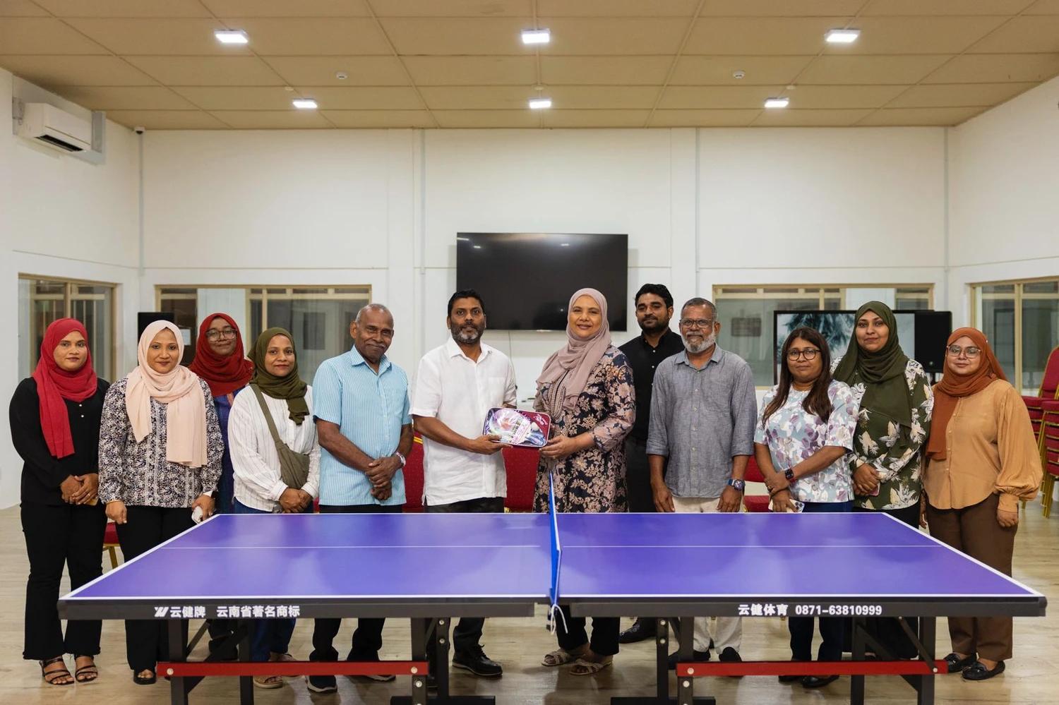 ސްޕޯޓްސް މިނިސްޓްރީ އިން އިސްރަށްވެހިންގެ ނާދީއަށް ޓީޓީ ކުޅޭނެ ސާމާނު ހަދިޔާކޮށްފި