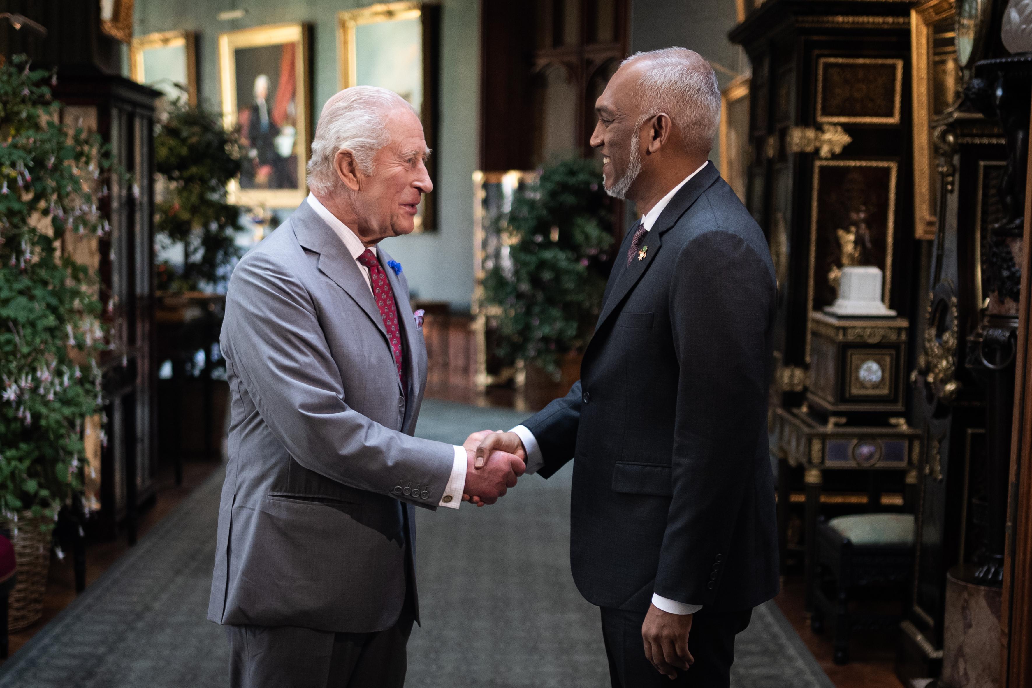 ބޭރު ޤައުމުތަކުގެ އިސްވެރިންނަށާ، ބައިނަލްއަޤުވާމީ ޖަމާޢަތްތަކުގެ ވެރިންނަށް މީލާދީ އައު އަހަރުގެ ތަހުނިޔާ ރައީސް ފޮނުއްވައިފި