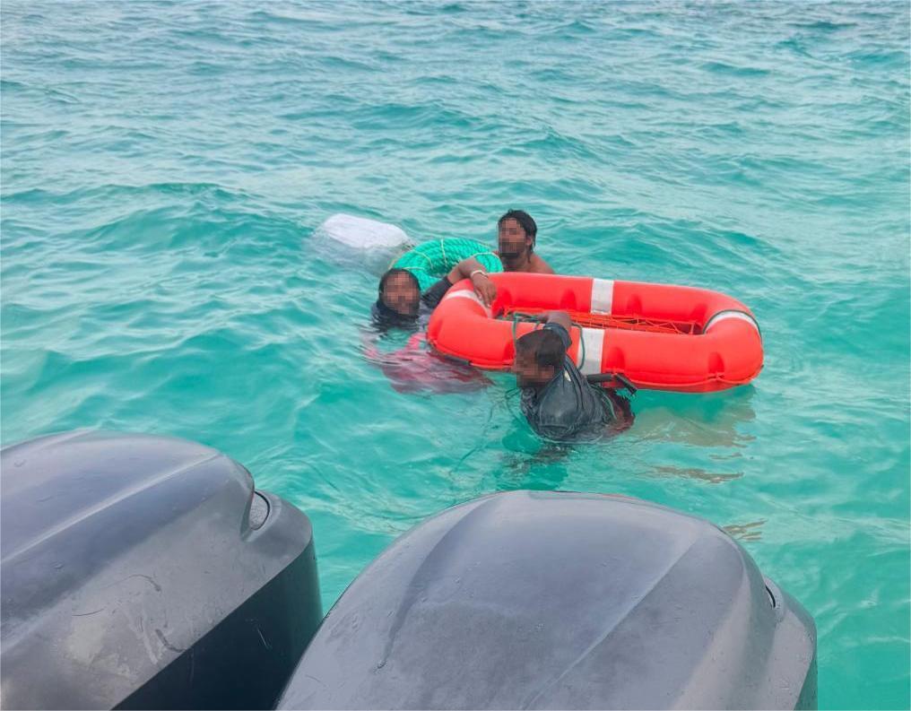 ވޭމަންޑޫއަށް ދަތުރުކުރަމުންދިޔަ ދޯންޏެއް ފަރައި އަރައި ހާލުގައި ޖެހުނު ތިން މީހަކު ސަލާމާތްކޮށްފި