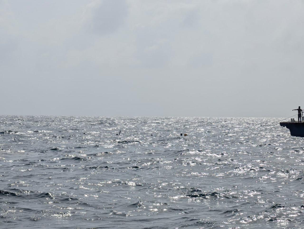 ކުމުންދޫ ކައިރިން ބަންޑުން ޖަހާލި ލޯންޗަކުން ކަނޑުވެ، ހާލު ދެރަވި ދެ މީހަކަށް ސިފައިން އެހީތެރިކަންފޯރުކޮށްދީފި