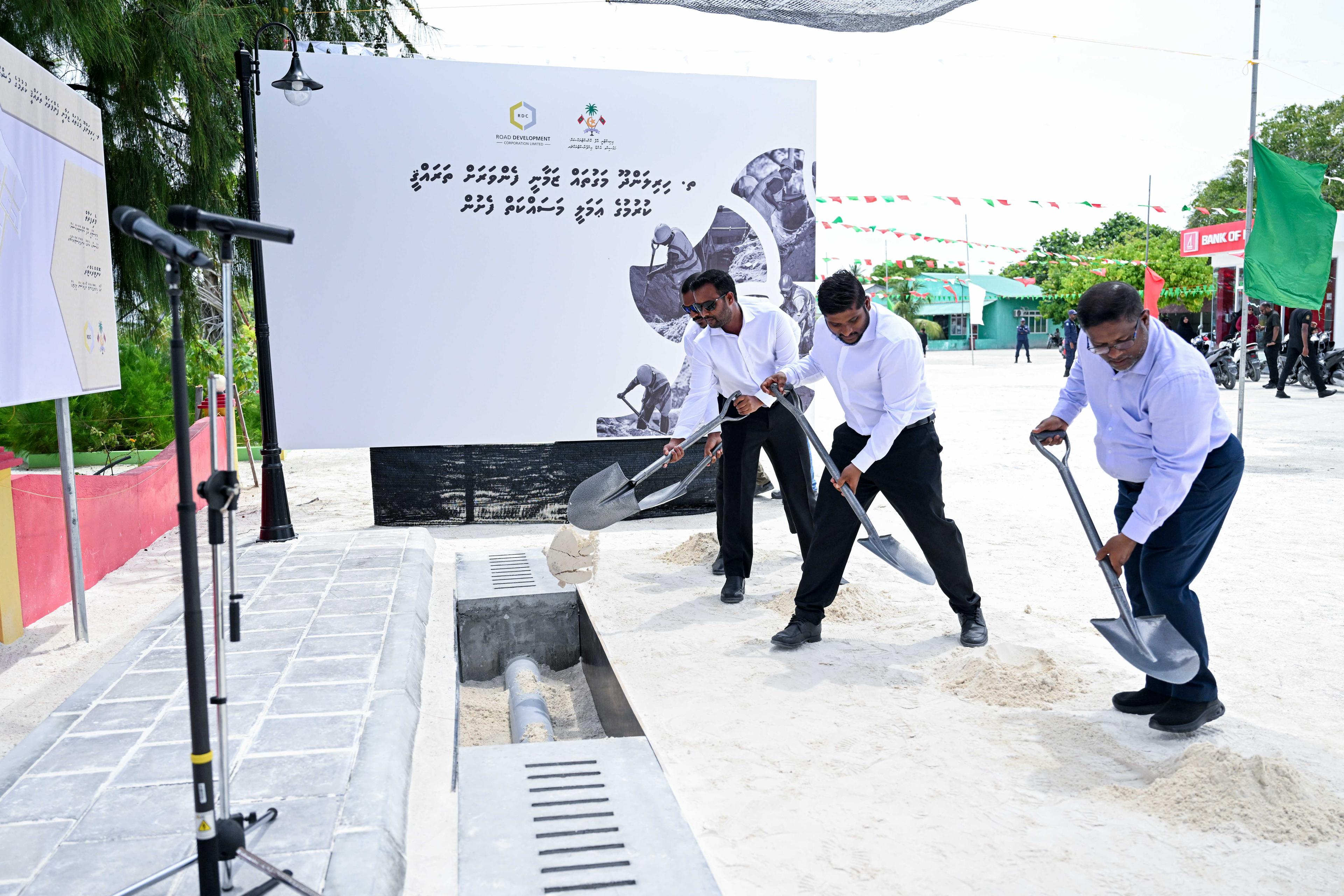 ހިރިލަންދޫގެ މަގުތައް ތަރައްޤީކުރުމުގެ ޢަމަލީ މަސައްކަތް ފަށައިފި