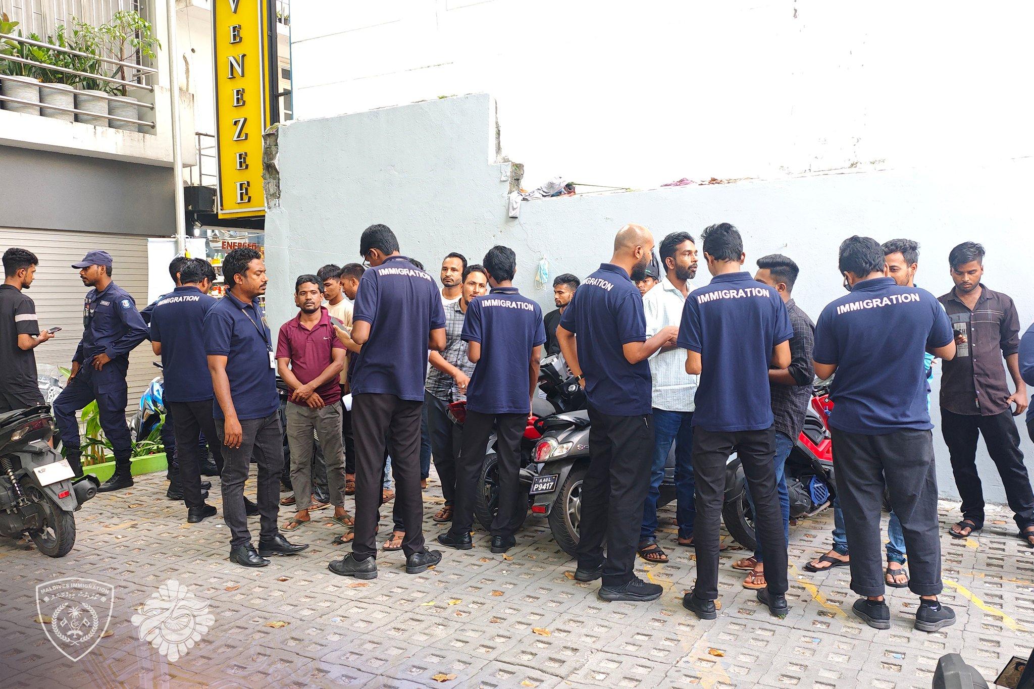 އިމިގްރޭޝަންގެ ރެއިޑެއް ހީނާމާގޭ ޕާކިންގ ސަރަހައްދަށް: 11 ބިދޭސީއަކު ހައްޔަރަށް!