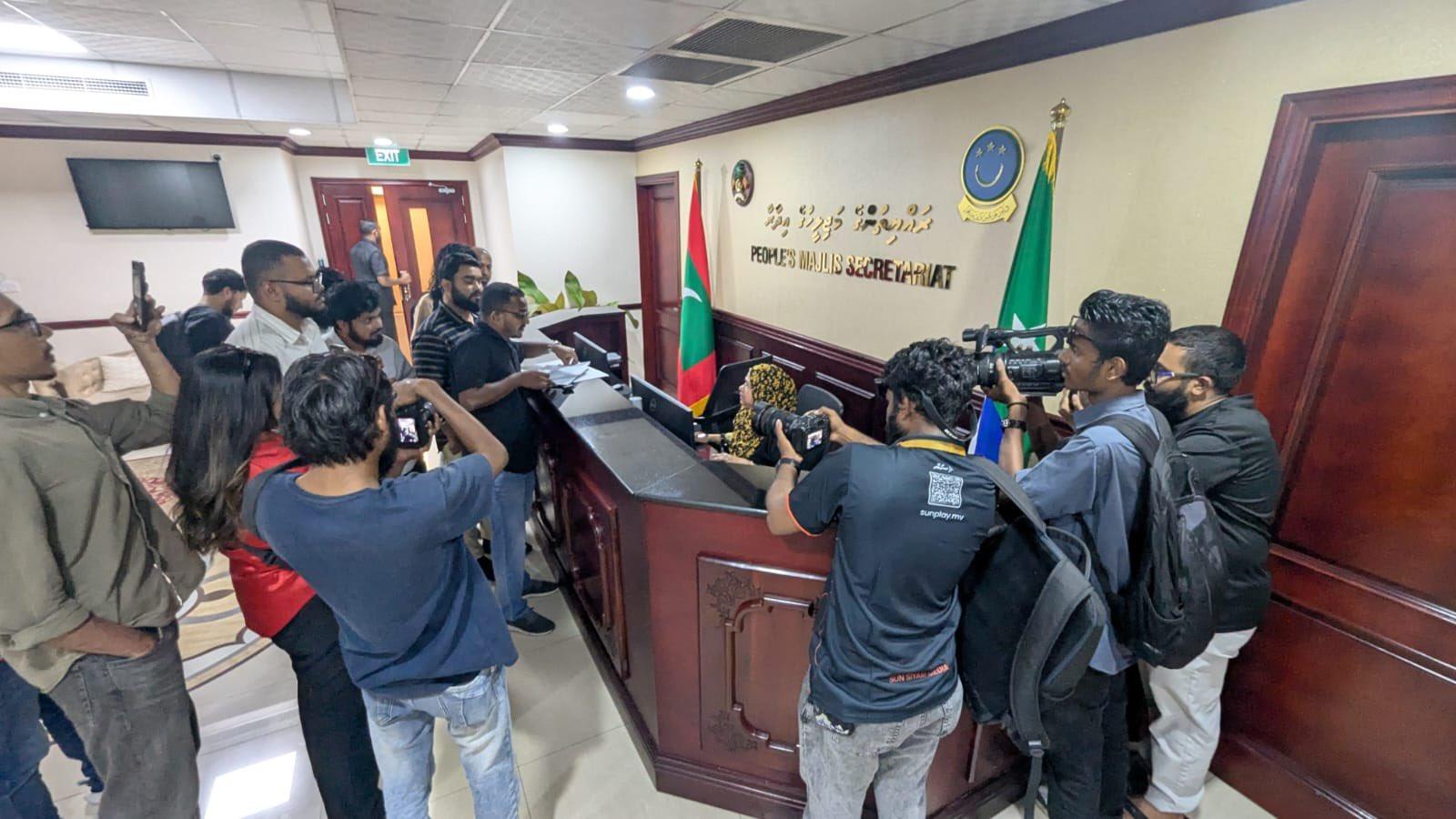 150 އަށްވުރެ ގިނަ ނޫސްވެރިންގެ ސޮޔާއިއެކު މީޑިއާ ބިލް ބޭރުކޮށްލަން އެދި ޕެޓިޝަނެއް ރައީސަށާއި މަޖިލީހަށް!