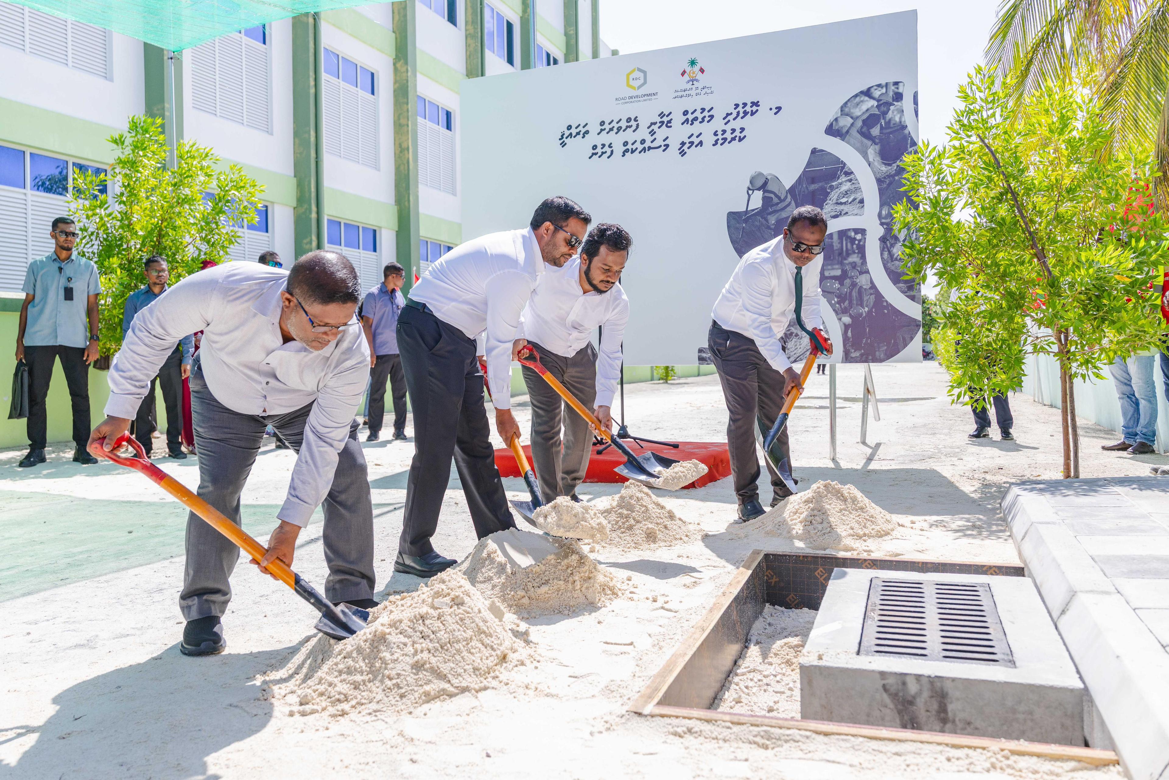 ކޮޅުފުށި މަގުތައް ތަރައްޤީކުރުމުގެ ޢަމަލީ މަސައްކަތް ފަށައިފި