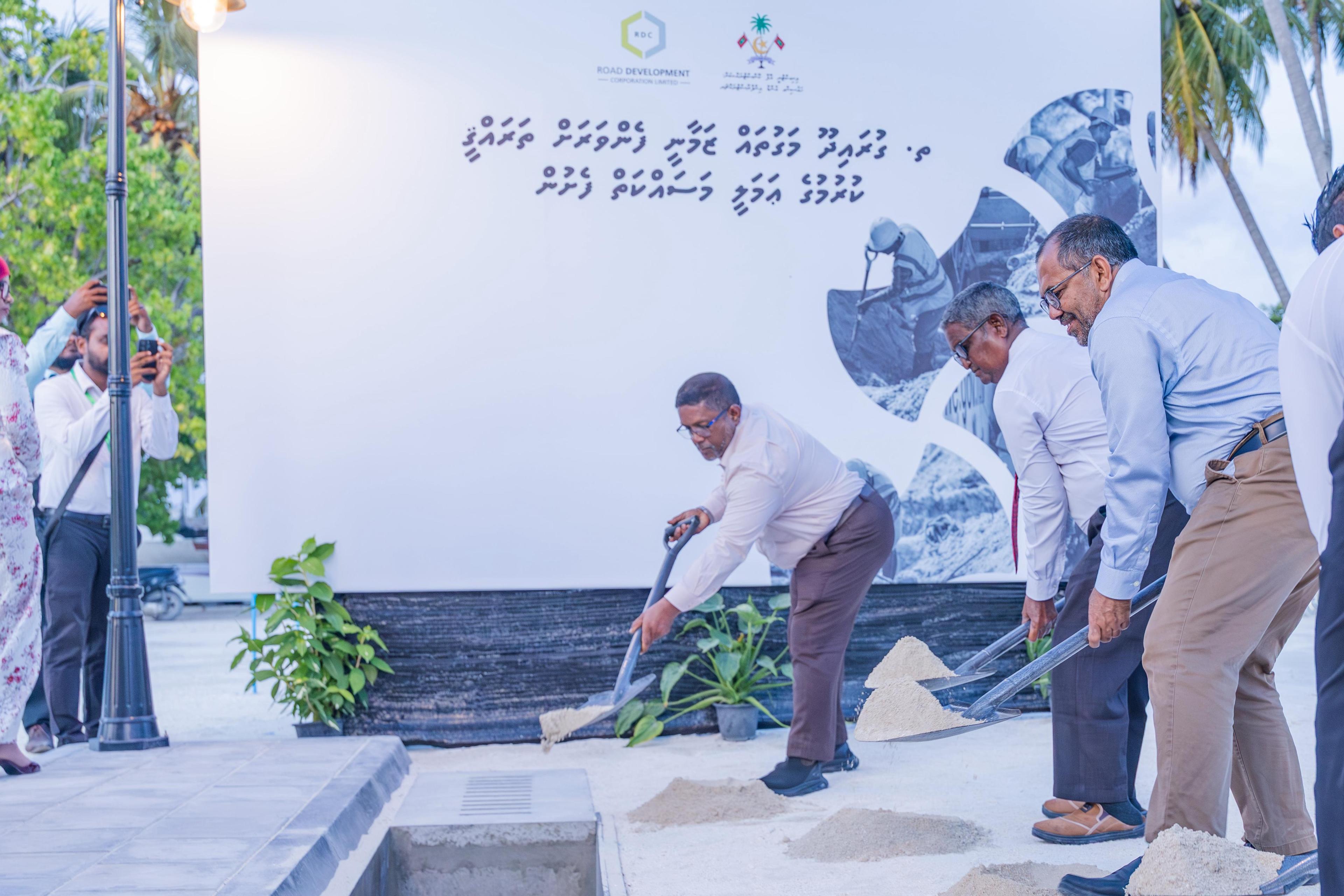 ގުރައިދޫގެ މަގުތައް ޒަމާނީ ފެންވަރަށް ތަރައްޤީ ކުރުމުގެ ޢަމަލީ މަސައްކަތް ފަށައިފި