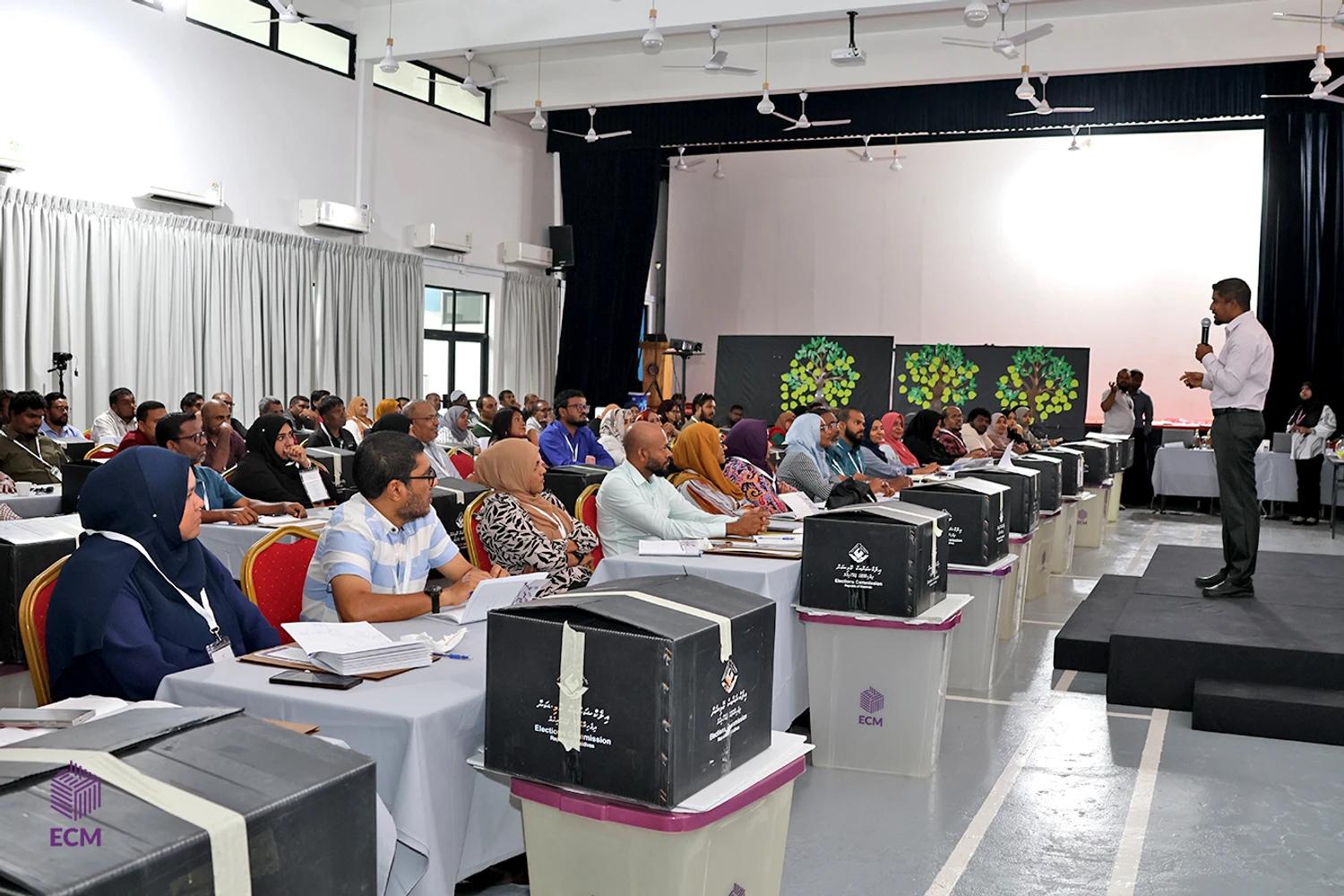 ލޯކަލް ކައުންސިލް އިންތިހާބު: އޮފިޝަލުން ތަމްރީންކުރުމުގެ ޕްރޮގްރާމް އަތޮޅުތެރޭގައި މާދަމާ ފަށަނީ