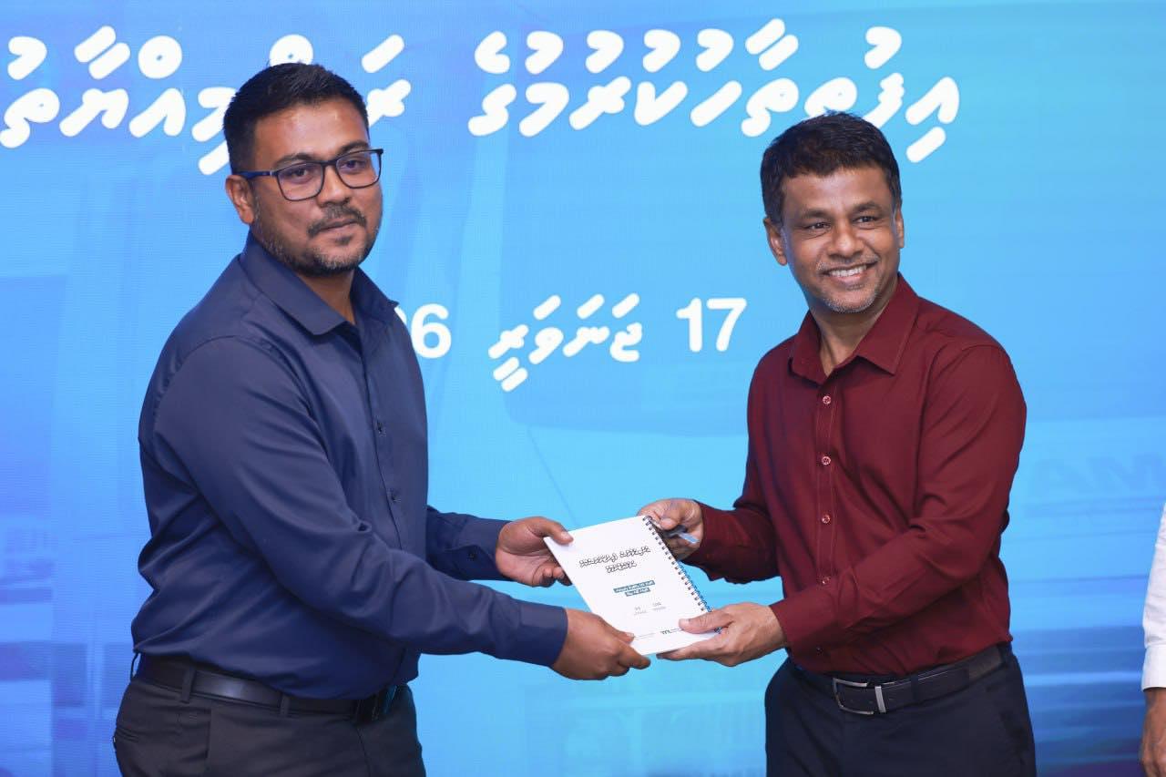 56 ރަށަކަށް ބޭނުންވާ އެމްބިއުލާންސް ޙަވާލުކޮށްފި