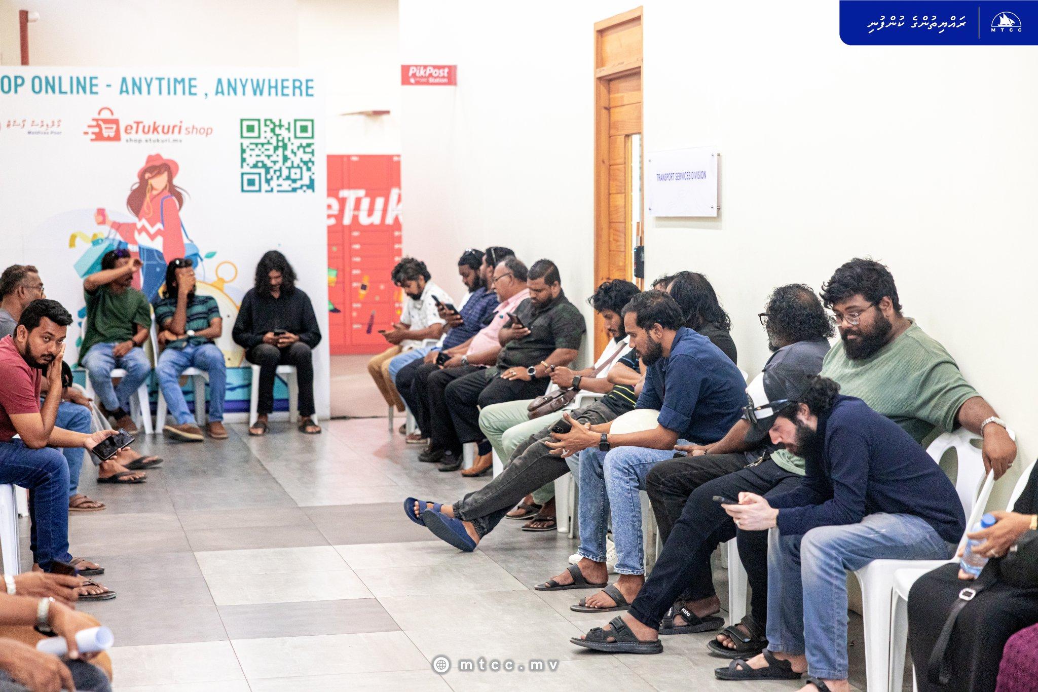 ޓެކްސީ ލައިނަށް ޑްރައިވަރުން ހޯދަން ބޭއްވި ވޯކް އިން އިންޓަވިއުއަށް ބޮޑު ތަރުހީބެއް!