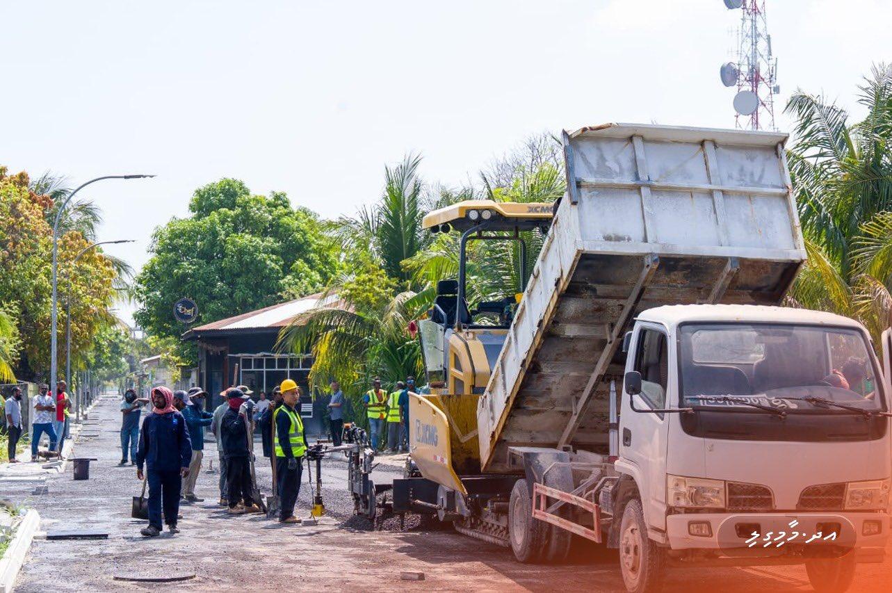 މާމިގިލީ މަގުތައް ޒަމާނީ ފެންވަރަށް ތަރައްޤީކުރުމުގެ މަޝްރޫއު: ތާރު އެޅުމުގެ މަސައްކަތް ފެށިއްޖެ