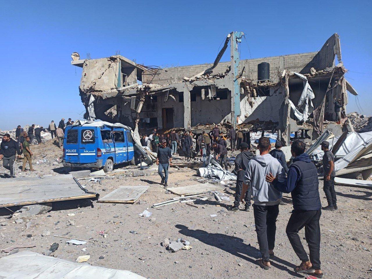 ޣައްޒާގެ ފުލުހުންގެ މައި މަރުކަޒަށް ޔަހޫދީން ބޮން އަޅައިފި: 3 ފުލުހަކު ހިމެނޭހެން 7 މީހަކު ޝަހީދުވެއްޖެ