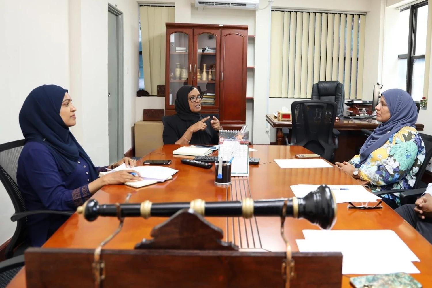 ޕޮލިޓެކްނިކުން ދިވެހި ބޭސްވެރިންގެ ޖަމިއްޔާއާއި ބައްދަލުކޮށްފި