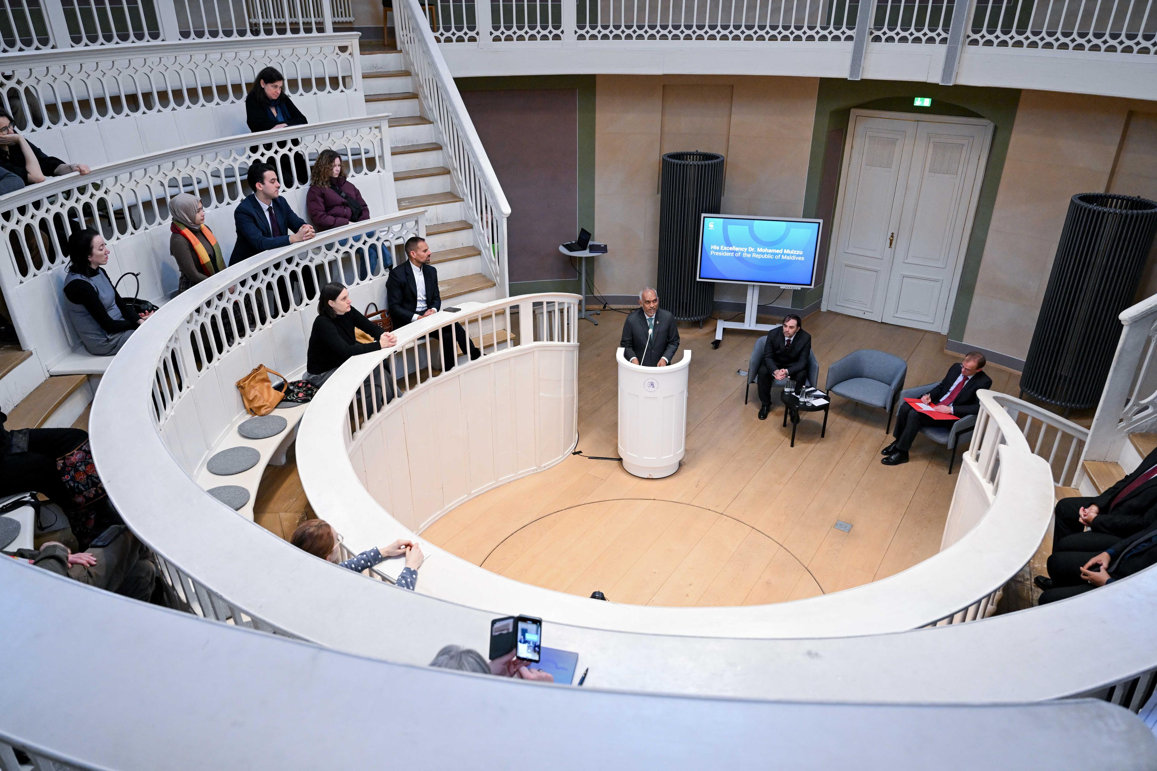 ބަރލިންގެ ހުމްބޯލްޑްޓް ޔުނިވަރސިޓީގައި ރައީސް ތަޤުރީރެއްކުރައްވައިފި