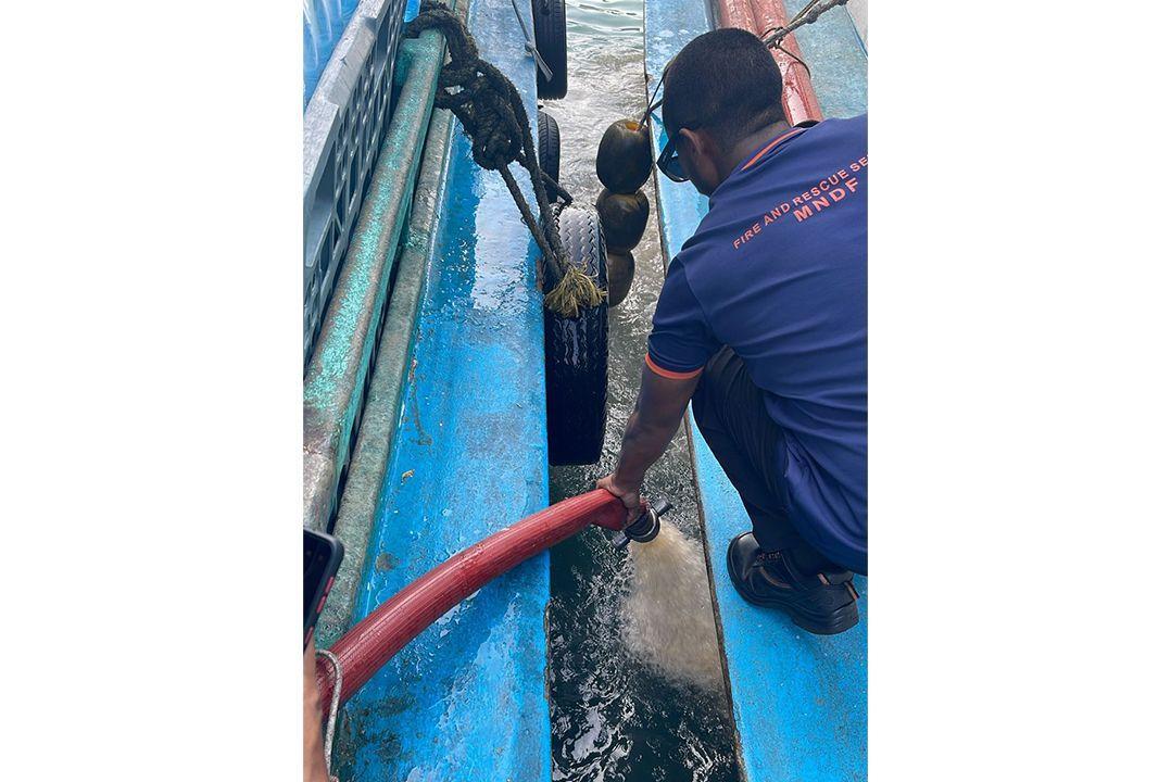 މުދާ އުފުލާ ބޯޓެއް ދިޔަވާން ފެށުމުން ސިފައިން އެހީވެއްޖެ