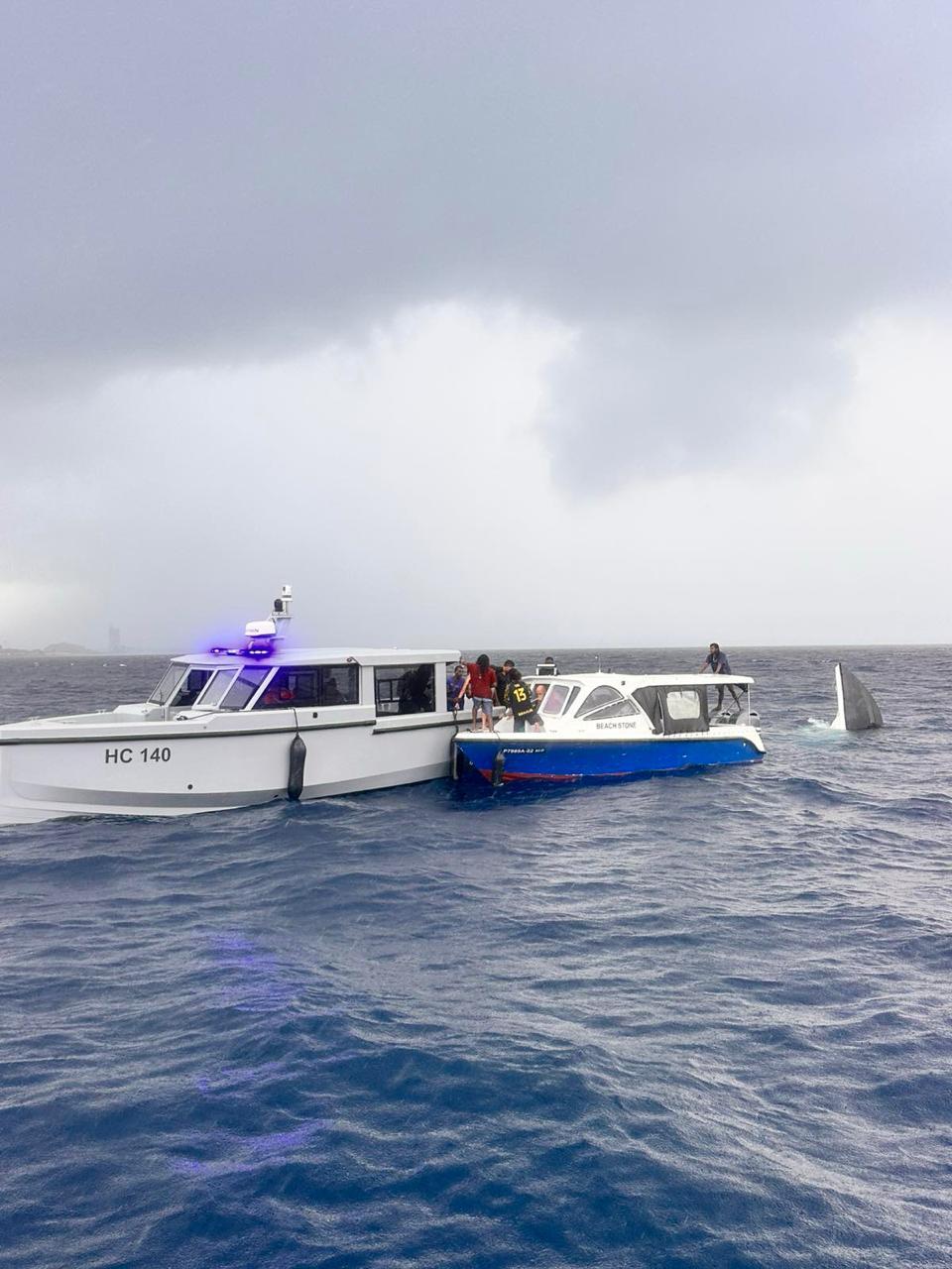 ފަތުރުވެރިންތަކަކާއިއެކު ދަތުރުކުރަމުންދިޔަ ލޯންޗެއް ގުޅީފަޅު ކައިރިއަށް ބަންޑުންޖަހާލައިފި