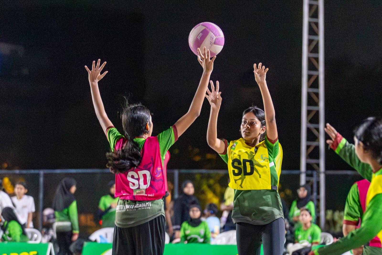 ނެޓްބޯޅަ: އެޓޭކާސް އަދި ހައި ފްލަޔާސް މޮޅުވިއިރު، ފައިޓާސް އާއި ދަ ބޯލްޓްސްގެ ކުރިމަތިލުން އެއްވަރު