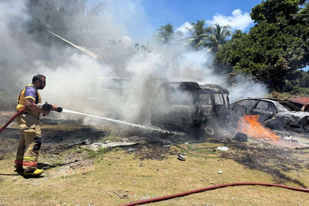 ފުވައްމުލައް ފައުންޑޭޝަން ސްކޫލު ކައިރީގައި ހުރި ވެހިކަލްތަކެއްގައި ރޯވެއްޖެ