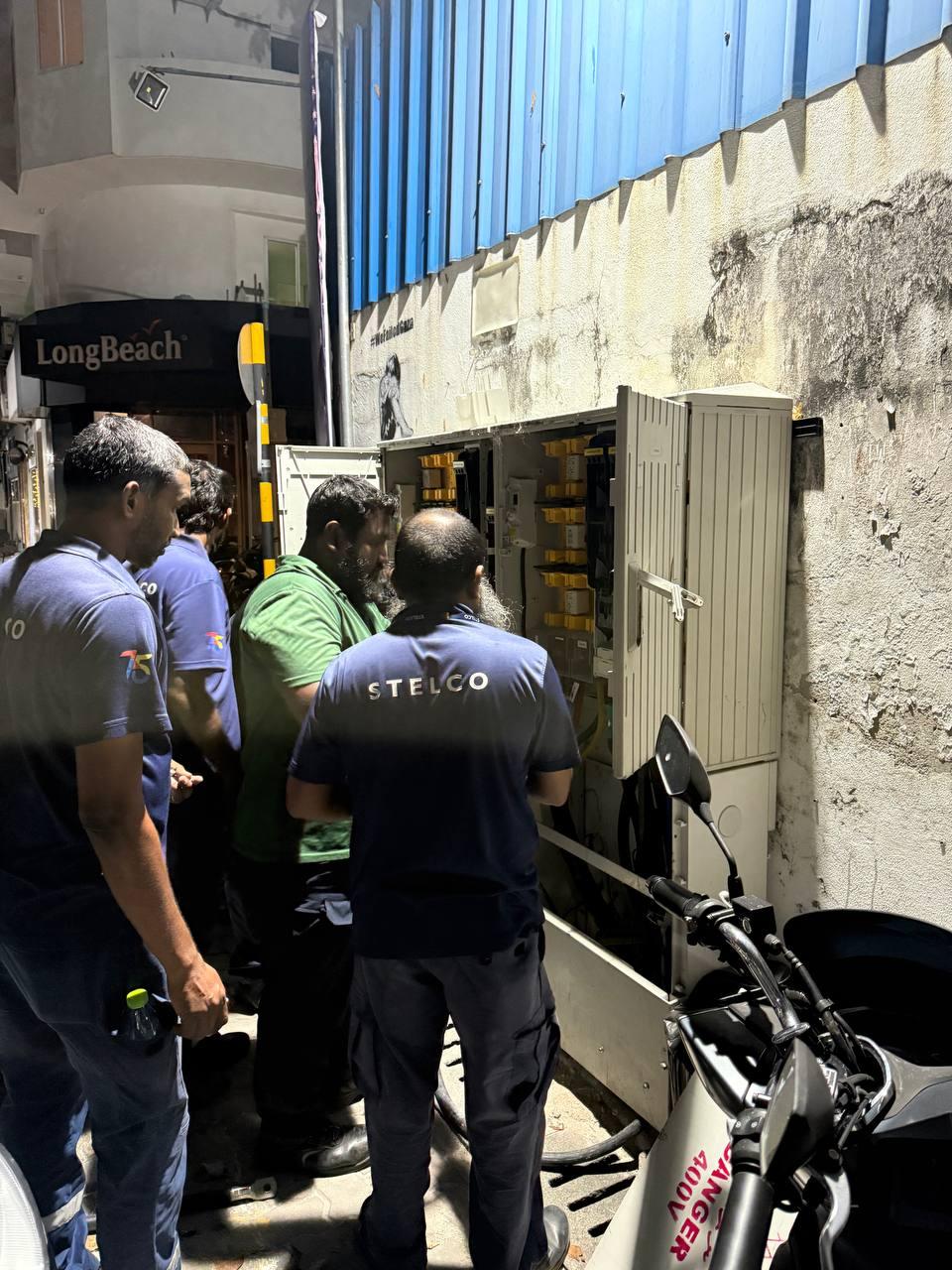 ކޭބަލަކަށް ގެއްލުންވެ މާލޭގެ ބައެއް ސަރަހައްދުތަކުން ކަރަންޓު ކެނޑުން: ވަގުތީ ކޭބަލެއް އަޅައި ކަރަންޓުގެ ހިދުމަތް މެދުކެނޑުނު ގެތަކަށް ކަރަންޓު ދީފި