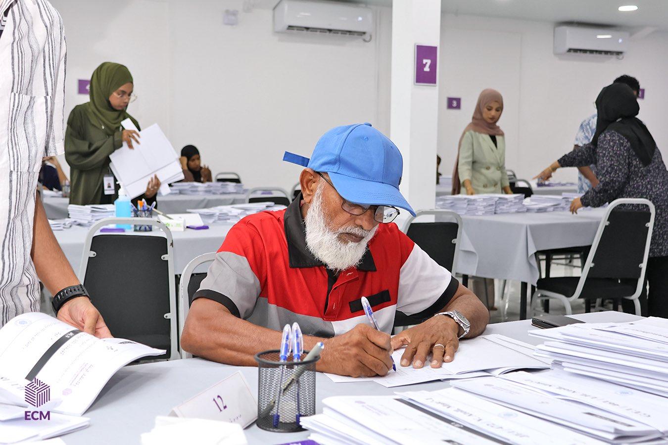 ވޯޓާސް ލިސްޓުގައި ކެންޑިޑޭޓުން ސޮއިކުރުމުގެ މަސައްކަތް ސޯޝަލް ސެންޓަރުގައި ކުރިޔަށްދަނީ