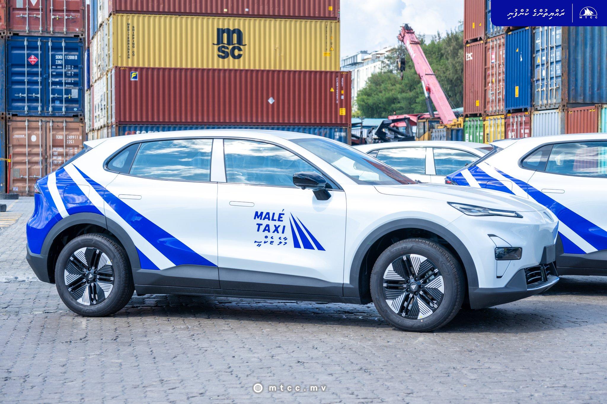 ސަރުކާރުގެ ޓެކްސީ ލައިނަށް ބޭނުންކުރާ ކާރުތައް ގެންނަން ފަށައިފި: އަންނަ މަހު 2 ގައި ހިދުމަތް ފަށަނީ