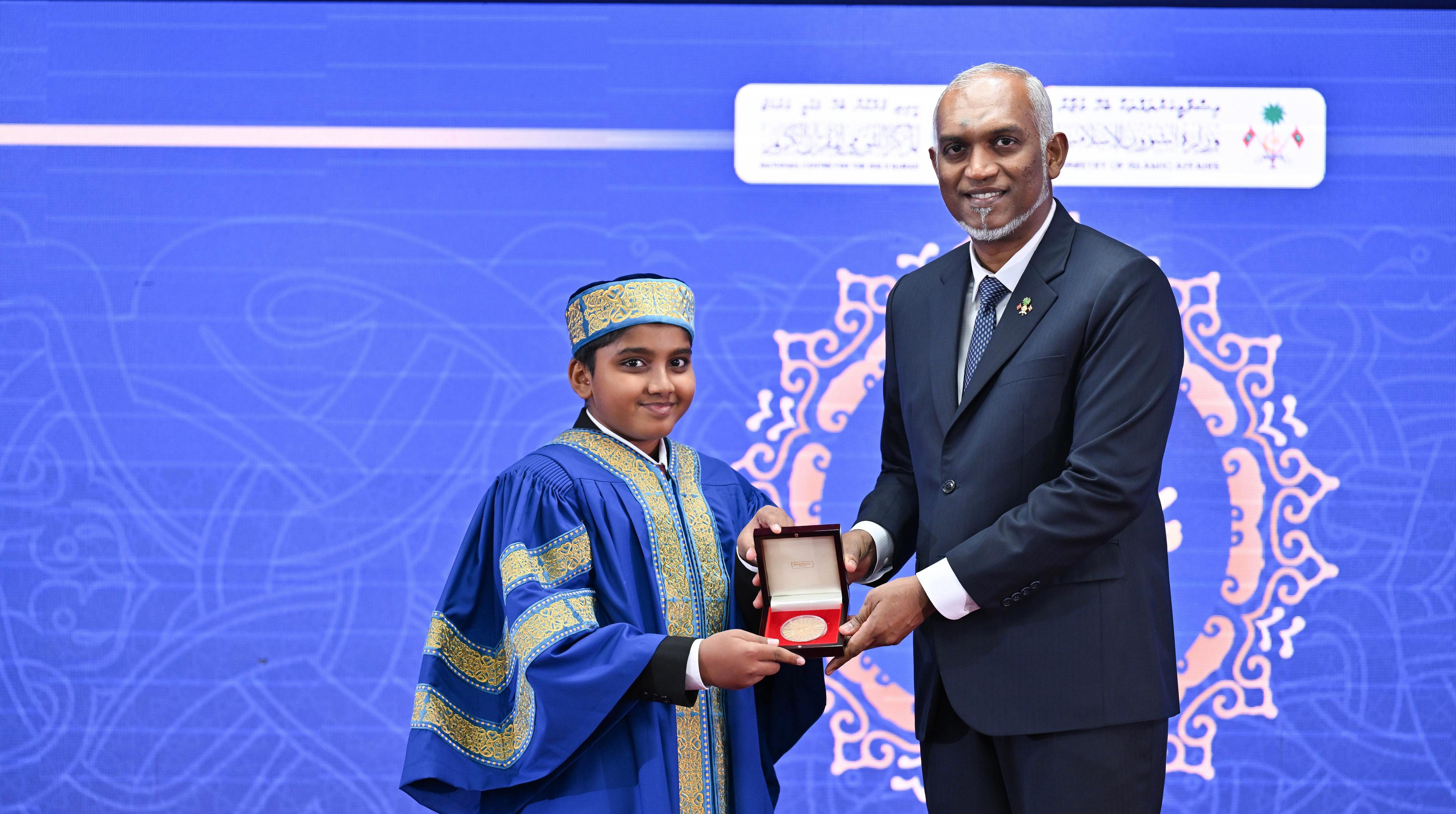 ރައީސްގެ މެޑައްޔާއި އިނާމު 50 ހާފިޒުންނަށް ދީފި