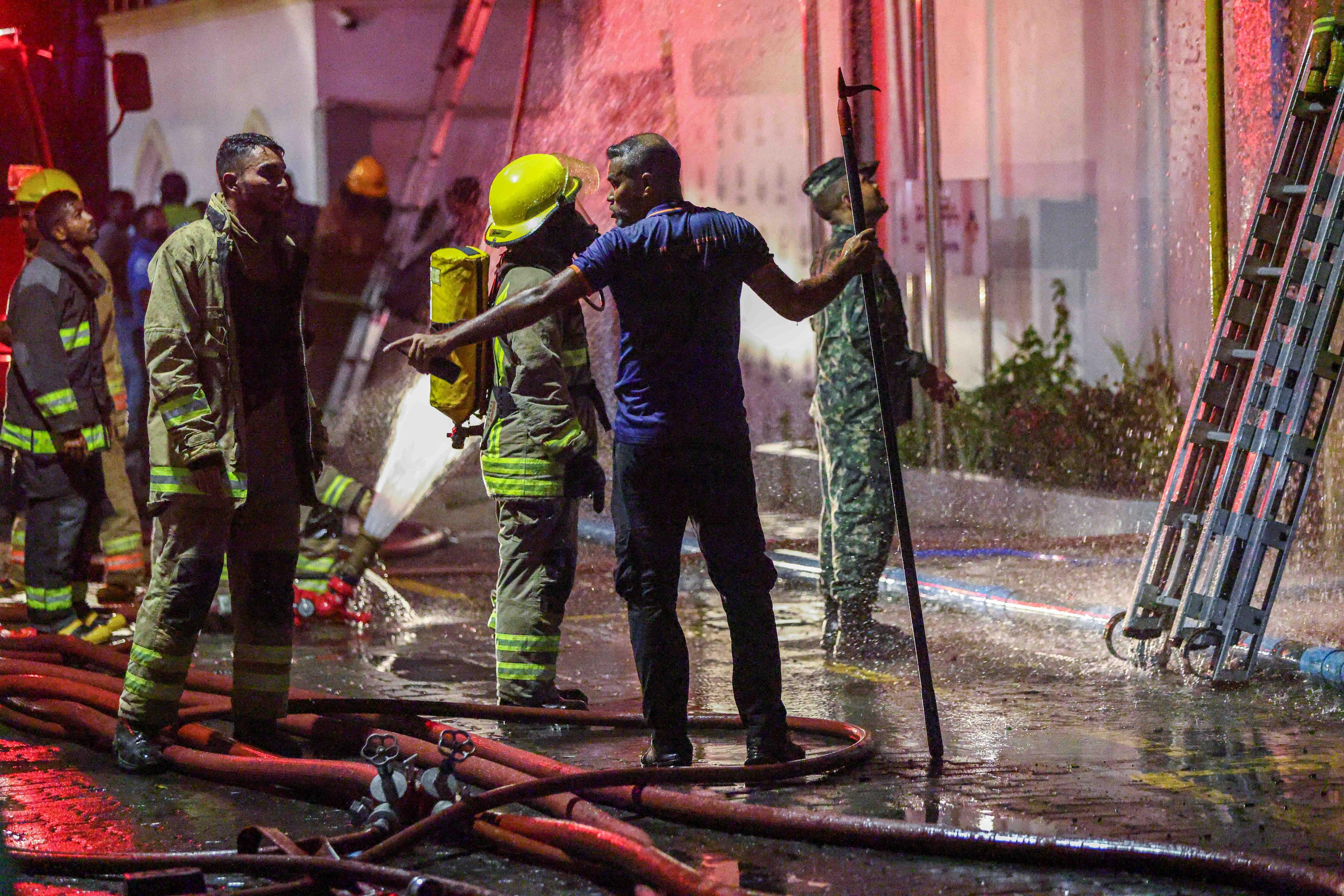 ރޯވެ އަނދަމުންދަނީ އީސީގެ މަރުކަޒަކާއި ޖެހިގެންހުރި ގުދަނެއްގައި: ވޯޓާސް ލިސްޓުގައި ސޮއިކުރުން މެދުކަނޑާލައިފި