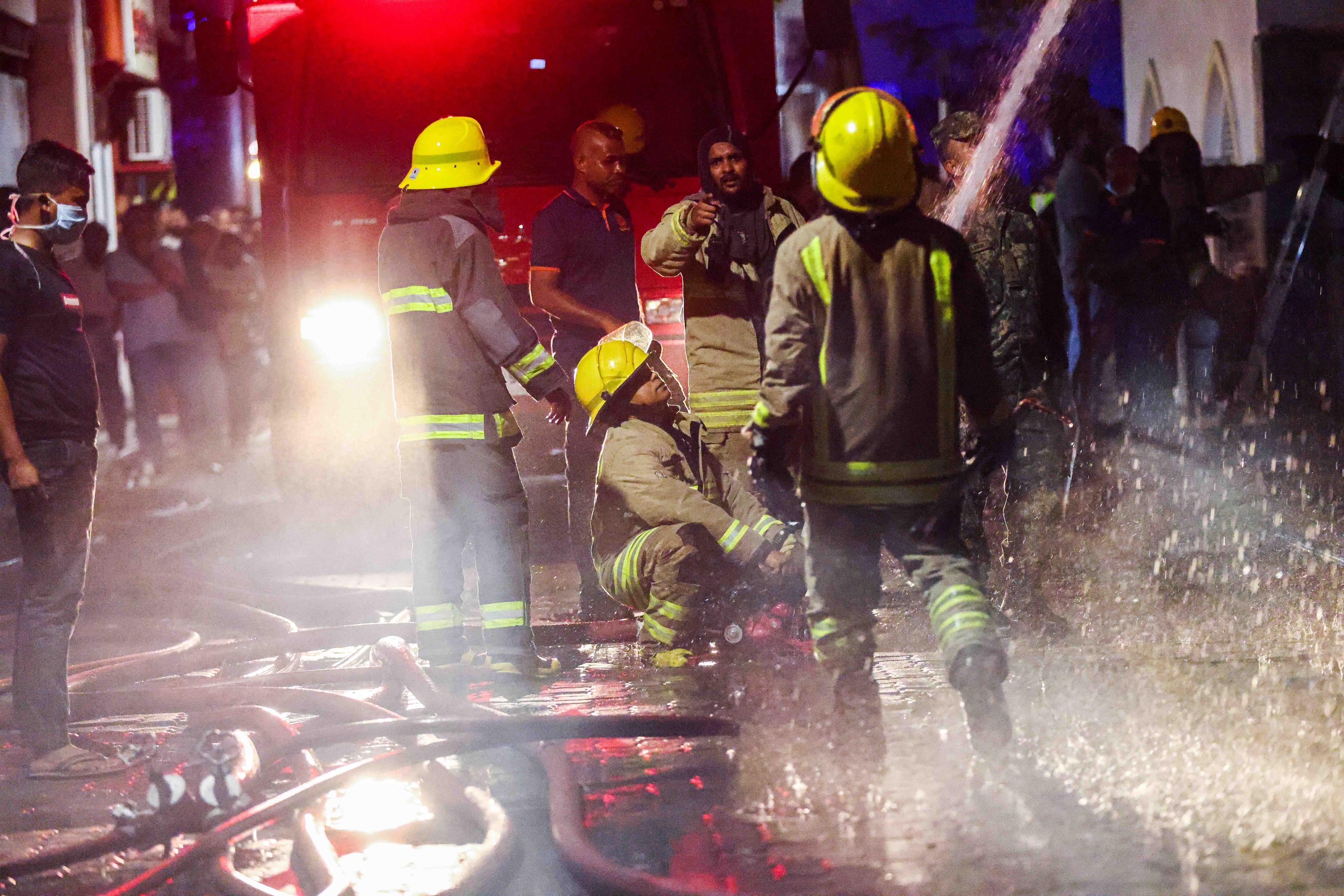 ޕްރައިމް ގުދަނުގައި ރޯވުން: ކައިރީގައި ހުރި 4 ގެއަކުން މީހުން ހުސްކުރި - އެމްއެންޑީއެފް