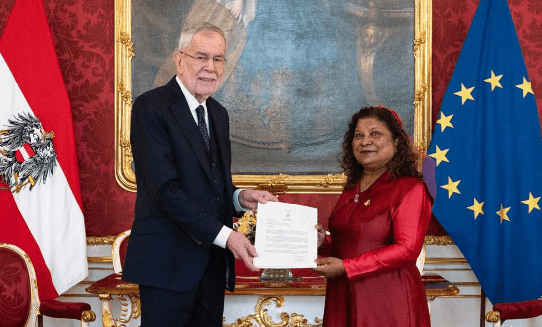  އޮސްޓްރިއާއަށް ކަނޑައަޅާފައި ހުންނަވާ ނޮން-ރެސިޑެންޓް ސަފީރުގެ މަޤާމުގެ ފަތްކޮޅު އޮސްޓްރިއާގެ ރައީސަށް އަރުވައިފި