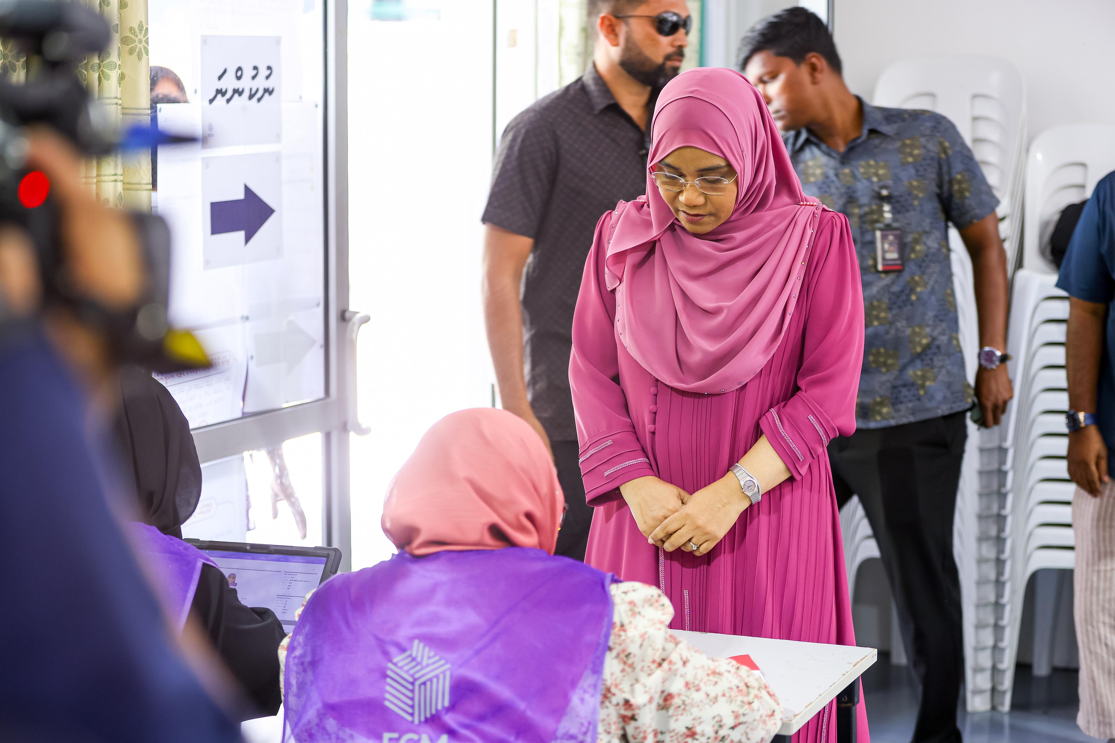 ރައީސްގެ އަނބިކަނބަލުން ސާޖިދާ މުޙައްމަދު ވޯޓު ލައްވައިފި