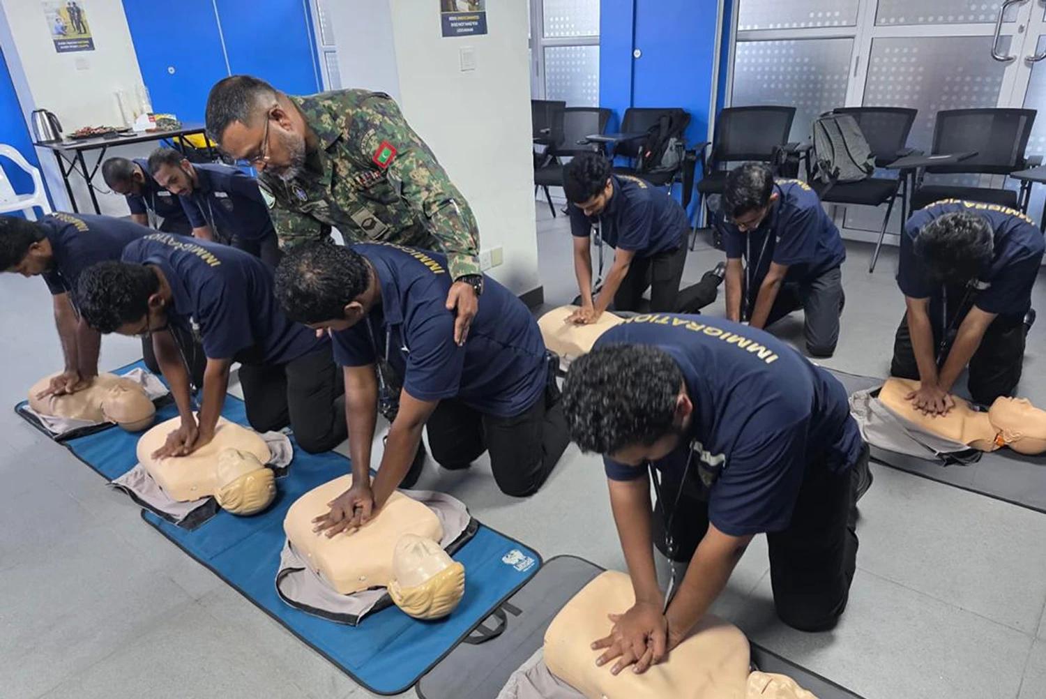 އިމިގްރޭޝަންގެ މުވައްޒަފުންނަށް ފަސްޓްއެއިޑް ކޯހެއް ފަށައިފި