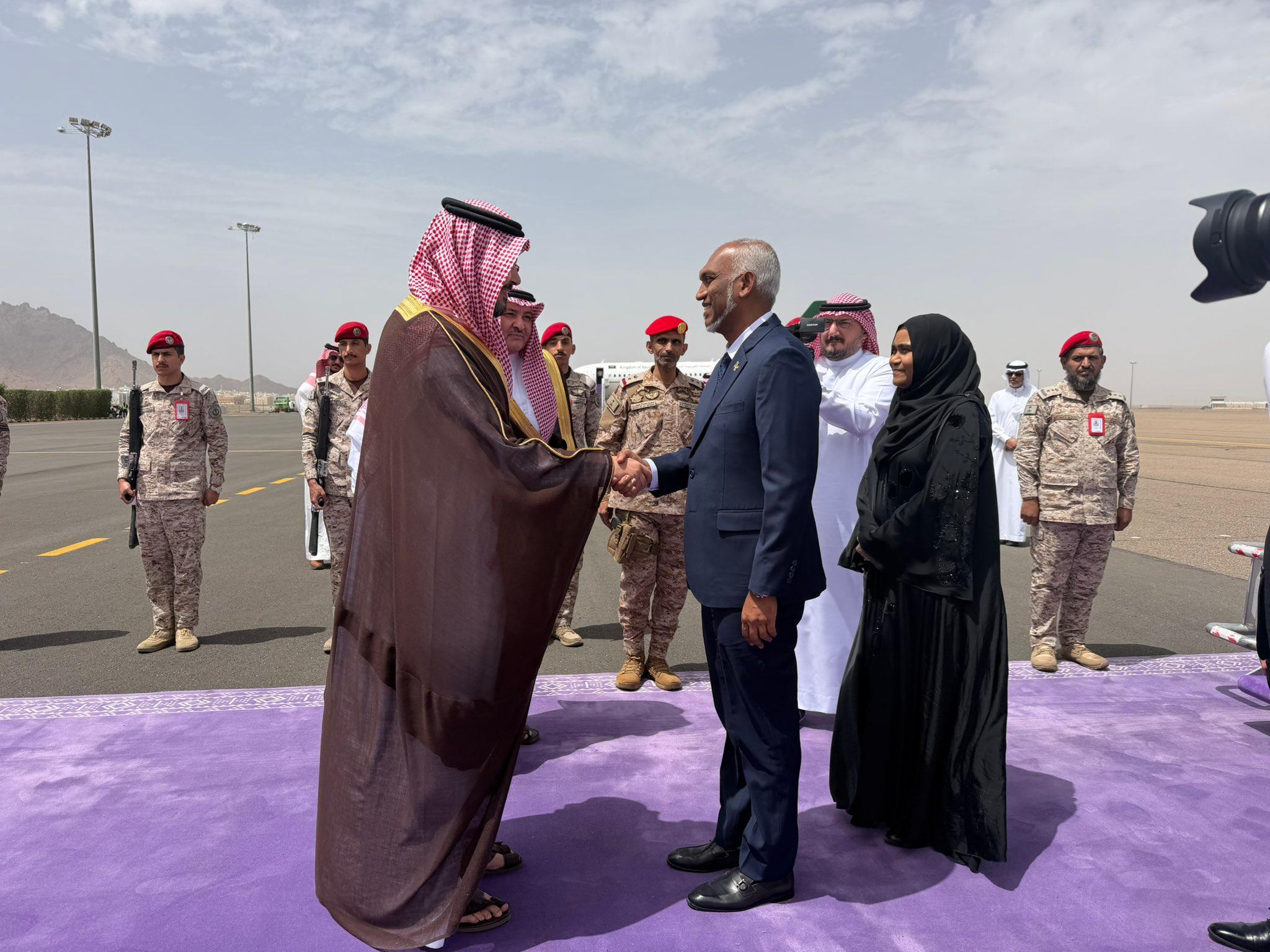 ރައީސްގެ ދެކަނބަލުން ސަޢޫދީ ޢަރަބިއްޔާއަށް ވަޑައިގެންފި، މަރުހަބާ ދެންނެވީ މަދީނާގެ ގަވަރުނަރު!