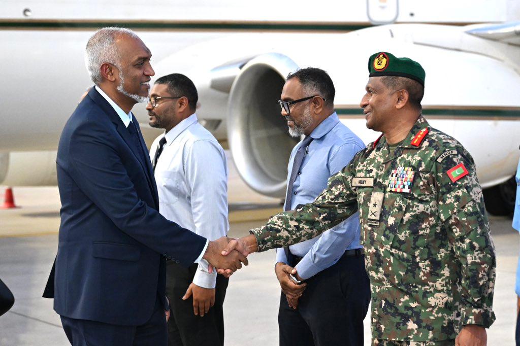 ރައީސްގެ ދެކަނބަލުން އުމްރާގެ އަޅުކަން އަދާކުރެއްވުމަށްފަހު މާލެ ވަޑައިގެންފި