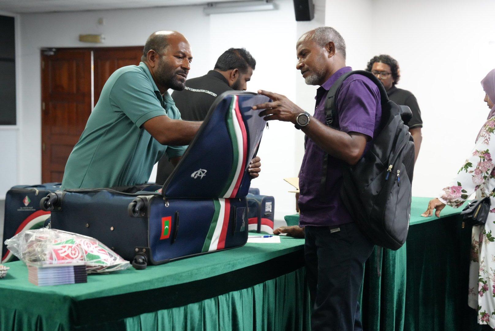 ހައްޖުވެރިންގެ ފޮއްޓާއި ކިޓް ހަވާލުކުރަން ފަށައިފި