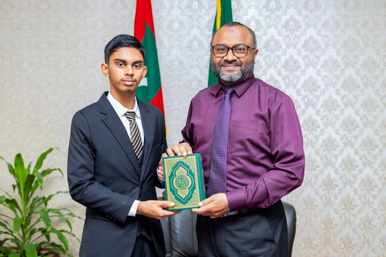 ޙާފިޡްކަމުގެ ސަނަދު އަލަށް ހާސިލްކުރި އުމުރުން 14 އަހަރުގެ އަލްޙާފިޡް މިޛްއާން އަށް ވަޒީރު ޝަހީމުގެ މަރުހަބާ!