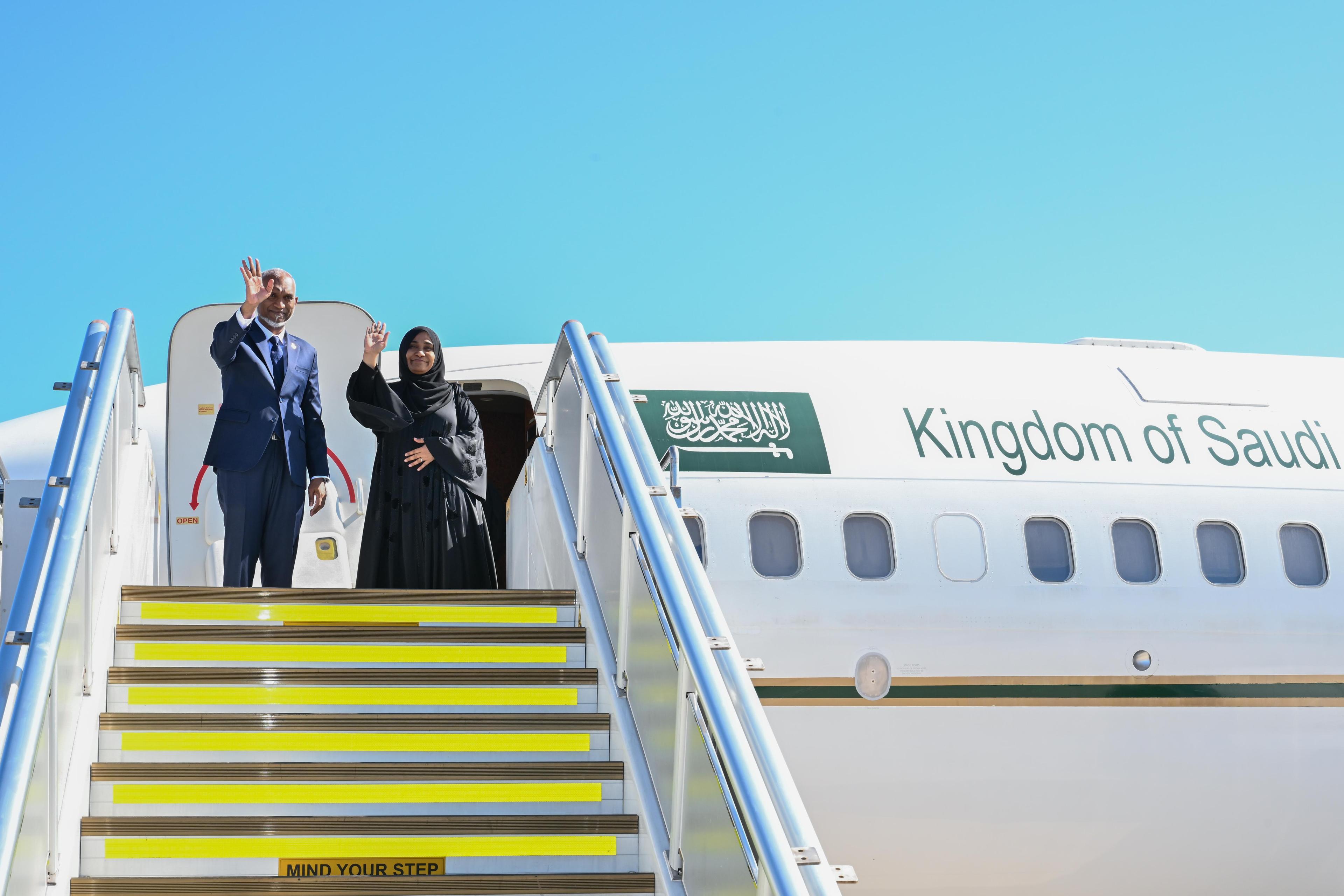 ރައީސްގެ ދެކަނބަލުން އުމްރާއަށް ފުރާވަޑައިގެންފި