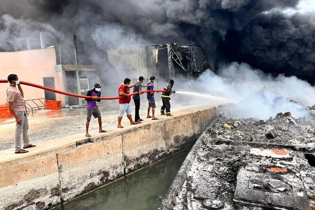 ފީއަލީ ތެޔޮ ޖެޓީގައި އޮތް ތެޔޮ ބޯޓެއްގައި ރޯވި އަލިފާން، ނިއްވާލައިފި