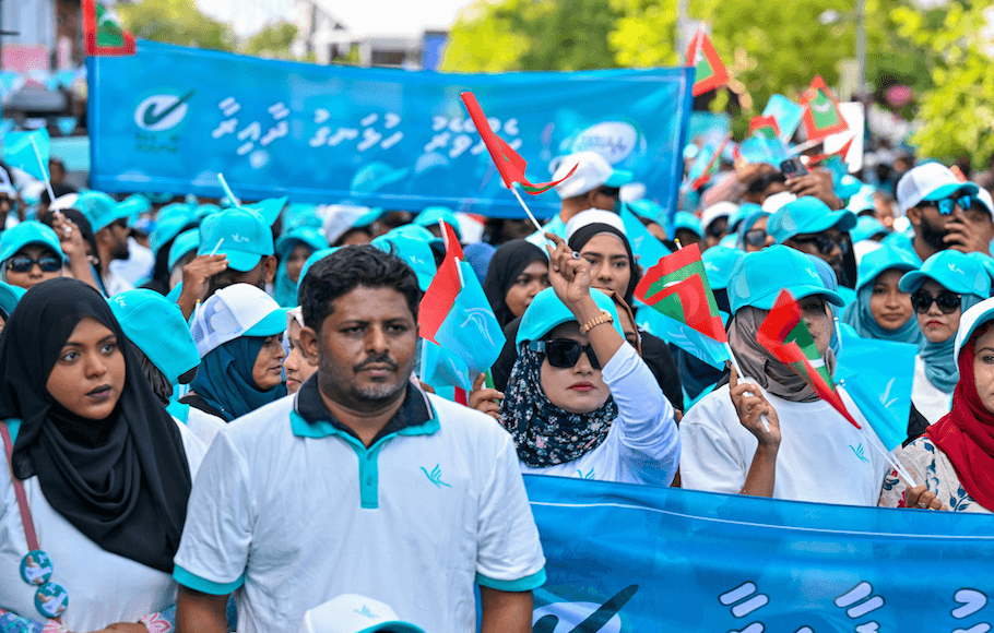ޕީއެންސީގެ ކެމްޕެއިން ނިންމާލާ ހިނގާލުމަށް ރައީސް މުއިއްޒުއާއި އެކު ގިނަ އަދަދެއްގެ ރައްޔިތުން މަގުތަކަށް!
