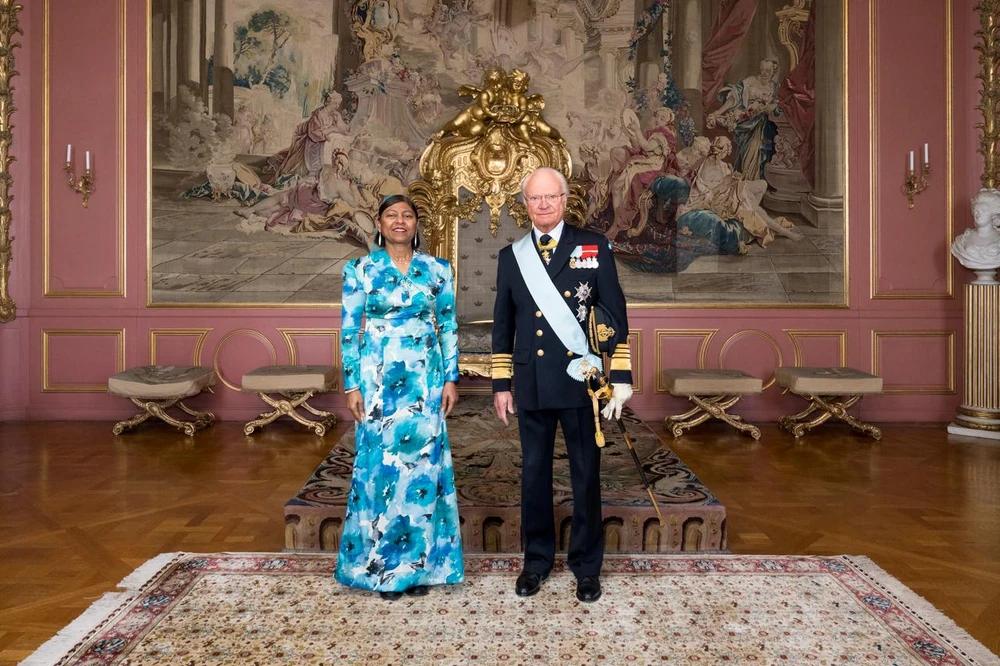 ސްވިޑަން އަށް ކަނޑައަޅުއްވައިފައި ހުންނަވާ ނޮން-ރެސިޑެންޓް ސަފީރު، އެކަމަނާގެ މަޤާމުގެ ފަތްކޮޅު ސްވިޑަން ރަސްގެފާނަށް އަރުވައިފި