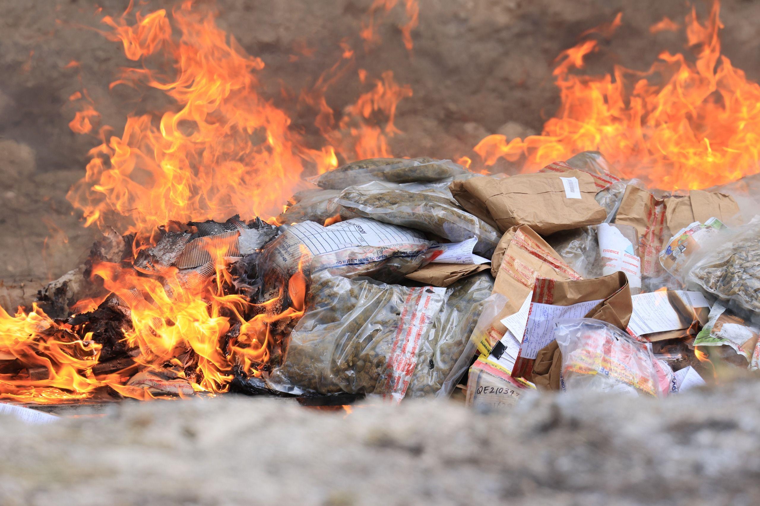 ފުލުހުންގެ ބެލުމުގެދަށުގައި ހުރި 185 ކިލޯއަށްވުރެ ގިނަ މަސްތުވާތަކެތި ނައްތާލައިފި