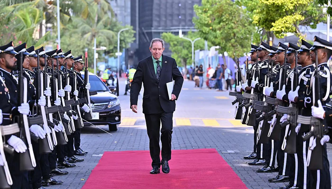 އަދަދު ނޫހުގެ އޮފީސް ރެއިޑްކުރުމުން އިނގިރޭސިވިލާތުގެ ސަފީރު ކޮންބޮޑުވުން ފާޅުކުރައްވައިފި