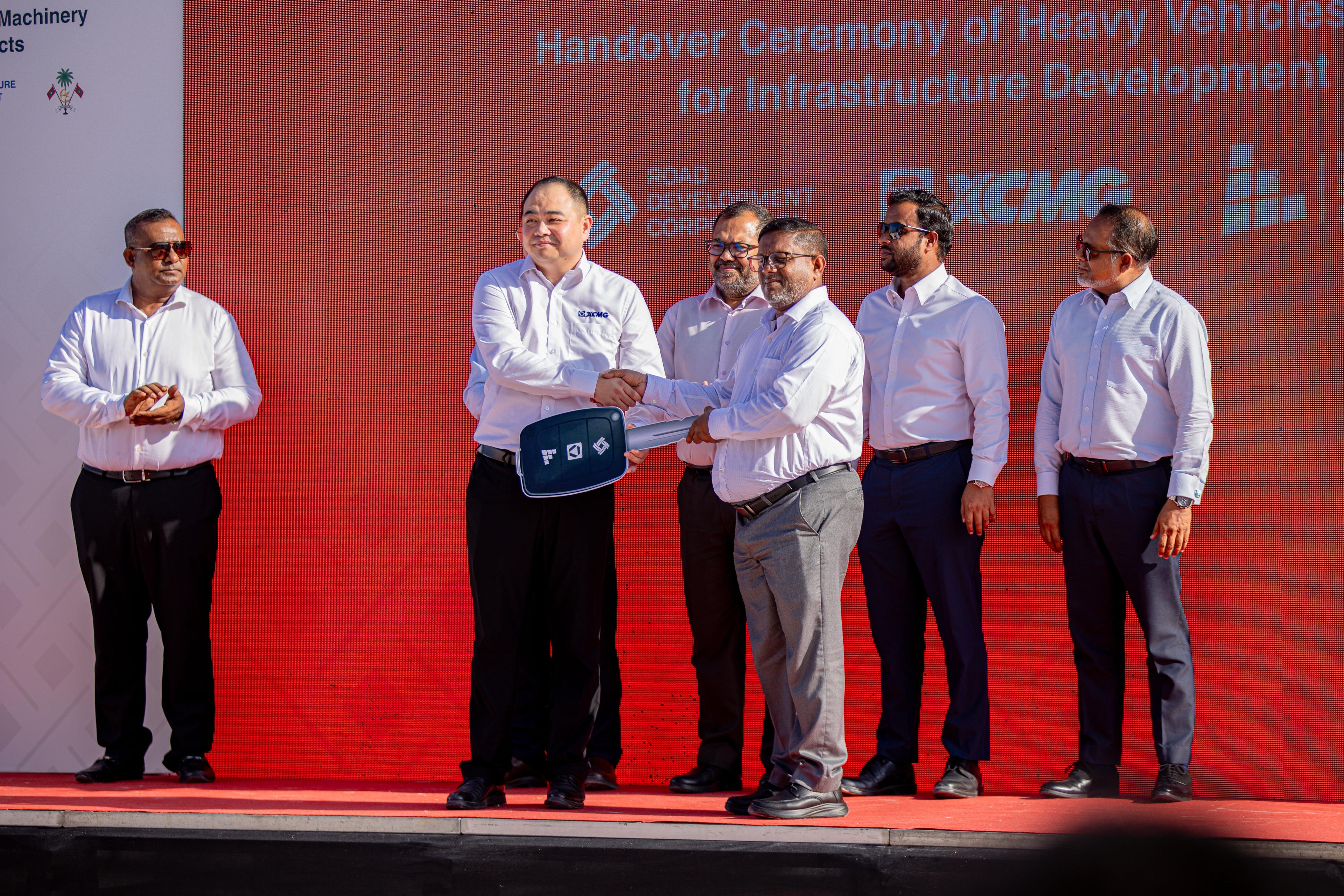 ތަރައްގީގެ މަޝްރޫއުތަކަށް ބޭނުންވާ ގިނަ އަދަދެއްގެ މެޝިނަރީ ރާއްޖެ ގެނެސްފި