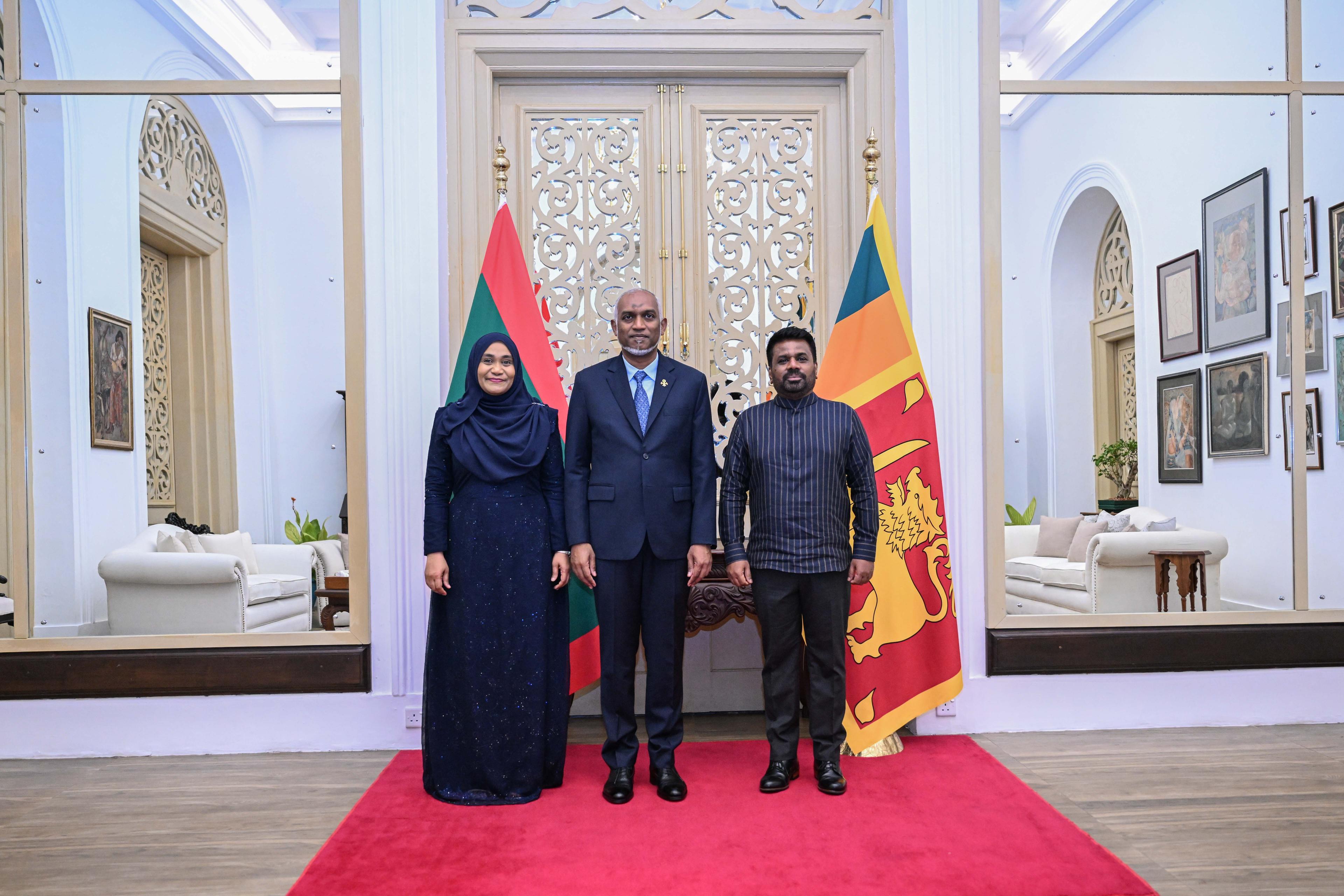 ލަންކާގެ ރައީސް ދެއްވި ރަސްމީ ޖާފަތުގައި ރައީސްގެ ދެކަނބަލުން ބައިވެރިވެވަޑައިގެންފި
