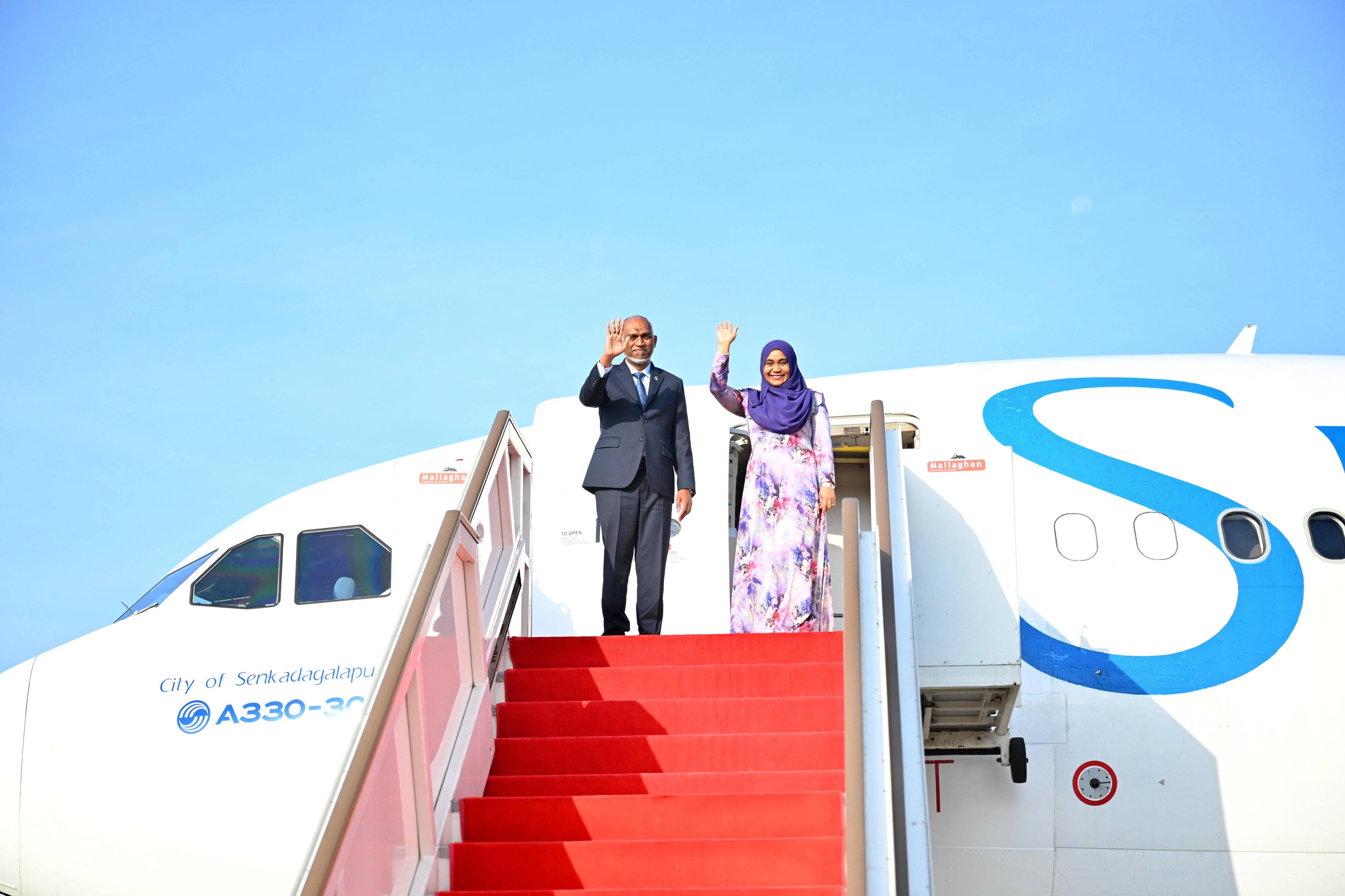 ރައީސްގެ ދެކަނބަލުން ސްރީލަންކާއަށް ކުރެއްވި ފުރަމާނަ ދަތުރުފުޅު ނިންމަވާލެއްވުމަށްފަހު މާލެ ވަޑައިގެންފި
