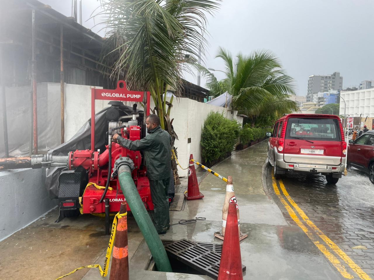 މާލޭ މަގުތަކުގައި ފެންބޮޑުވެ، ފެން ހިންދުމުގެ މަސައްކަތް ފަށައިފި