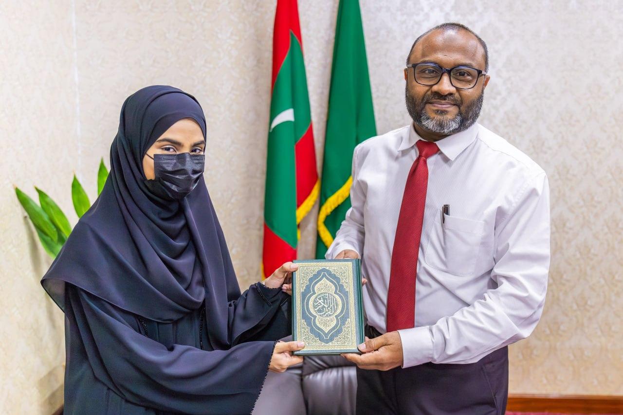 ޙާފިޡްކަމުގެ ސަނަދު އަލަށް ހާސިލްކުރި އުމުރުން 16 އަހަރުގެ އަލްޙާފިޡާ ލިބާއަށް ހިތްވަރުދެއްވައިފި