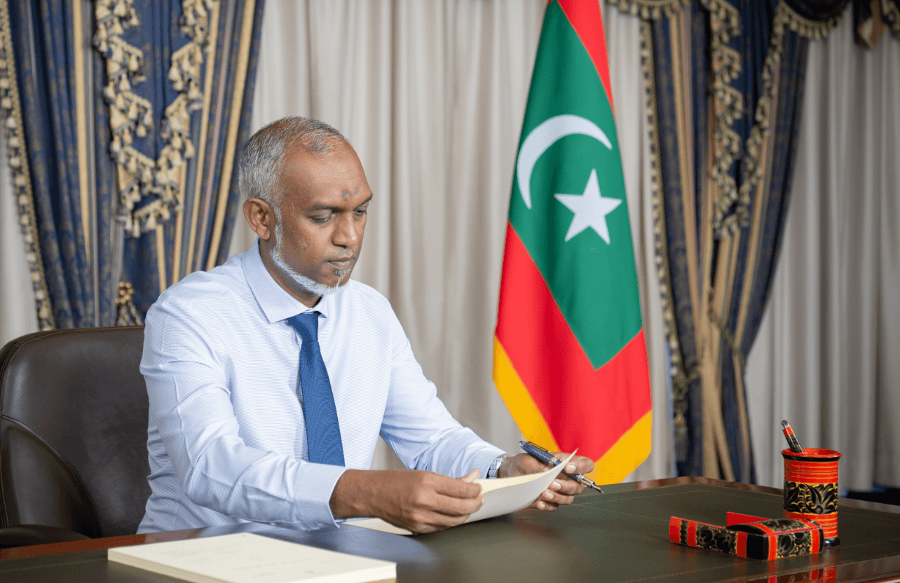 އިދާރީ ދާއިރާތައް ލާމަރުކަޒީ އުޞޫލުން ހިންގުމުގެ ޤާނޫނަށް 18 ވަނަ އިޞްލާޙު ގެނައުމުގެ ބިލު ރައީސް ތަޞްދީޤުކުރައްވައިފި