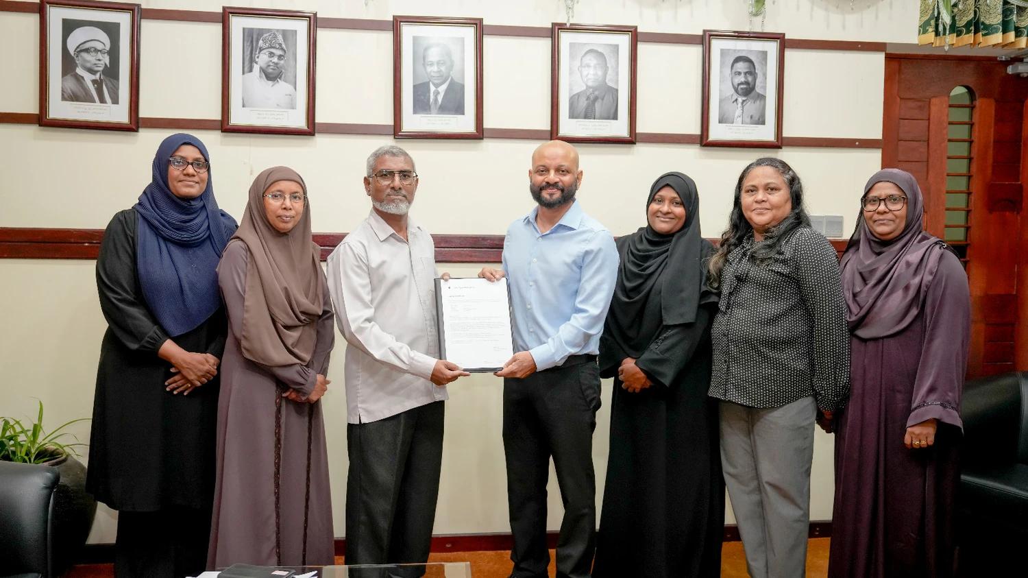 މައުމޫން ފައުންޑޭޝަންގެ ފަރާތުން “މައުމޫން” ފޮންޓް ދިވެހިބަހުގެ އެކެޑަމީއަށް ހަދިޔާކޮށްފި