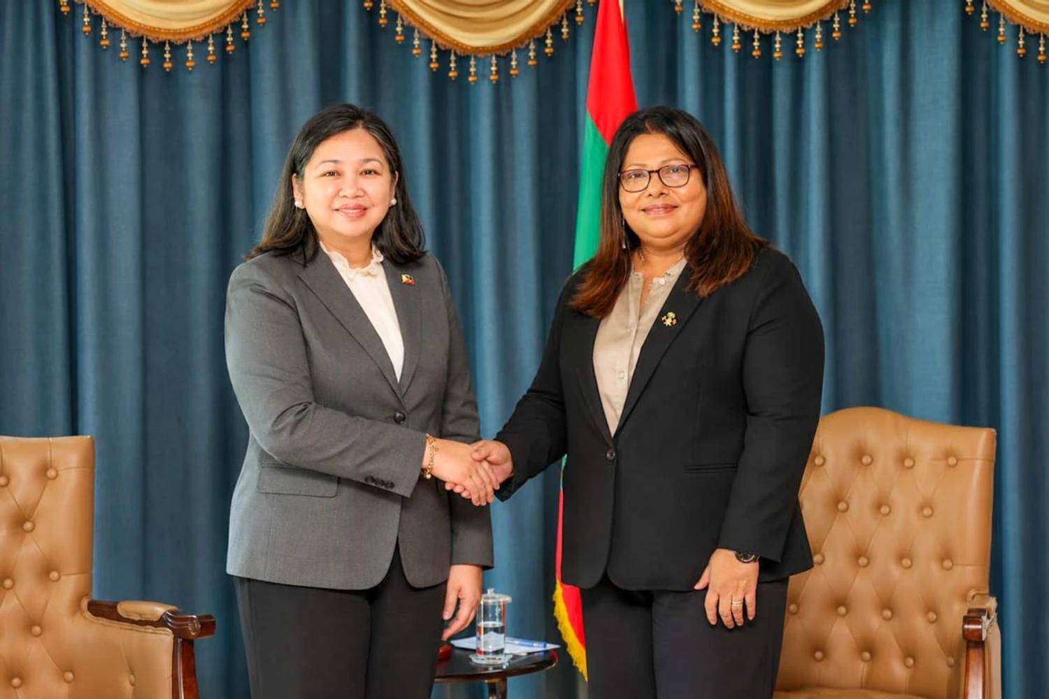 ޞިއްޙީ އަދި އިޖުތިމާޢީ ދާއިރާއިން ގުޅުން ބަދަހިކުރުމަށް ފިލިޕީންސްގެ އައު ސަފީރާއެކު މަޝްވަރާކޮށްފި