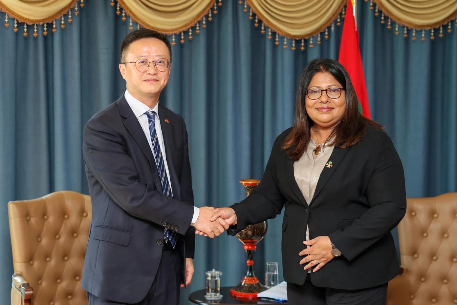ޞިއްޙީ ދާއިރާއިން މީހުން ތަމްރީންކުރުމާއި ވިލިމާލޭ ހޮސްޕިޓަލް މަޝްރޫޢާ ގުޅޭގޮތުން ހެލްތު މިނިސްޓަރ، ޗައިނާ ސަފީރާ ބައްދަލުކުރައްވައިފި