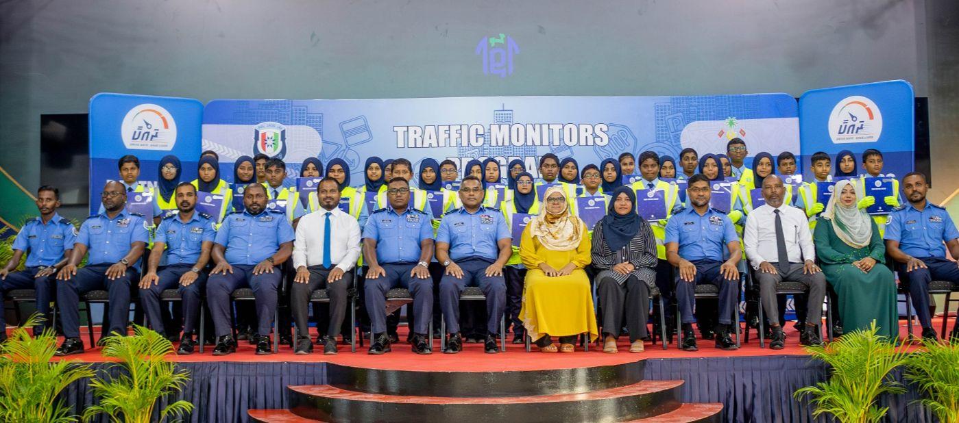 ދެ ސުކޫލެއްގެ ދަރިވަރުންނަށް ކުރިއަށް ގެންދިޔަ ޓްރެފިކް މޮނީޓާސް ޕްރޮގްރާމް ނިންމާލައިފި