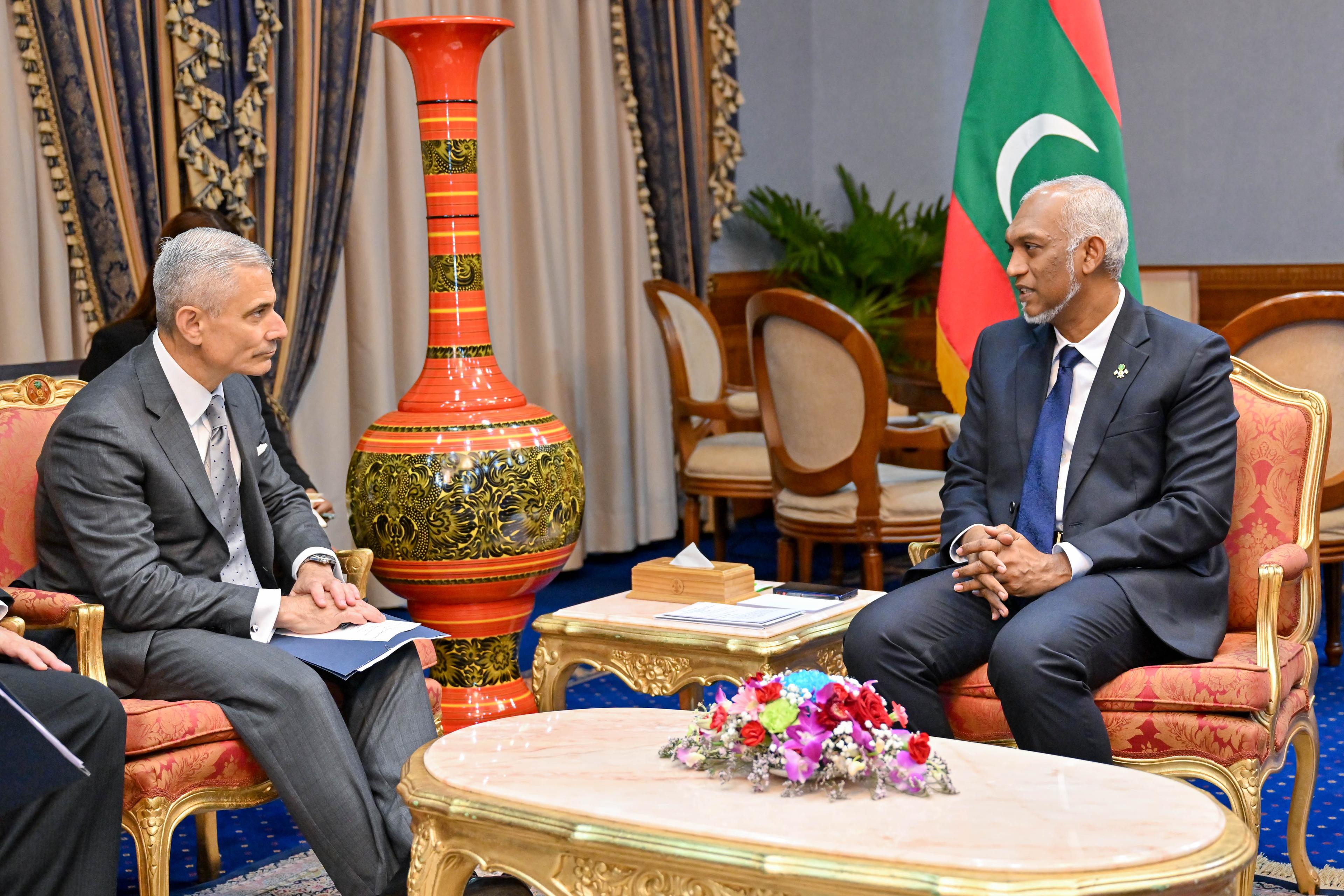 އެމެރިކާގެ އިސް އޮފިޝަލަކާއި އެކު ރައީސްގެ މުހިންމު ބައްދަލުވުމެއް: "މޯލްޑިވްސް ފަސްޓް" ޕޮލިސީއާއެކު ރާއްޖެ އޮތީ ހުޅުވާލެވިފައި!